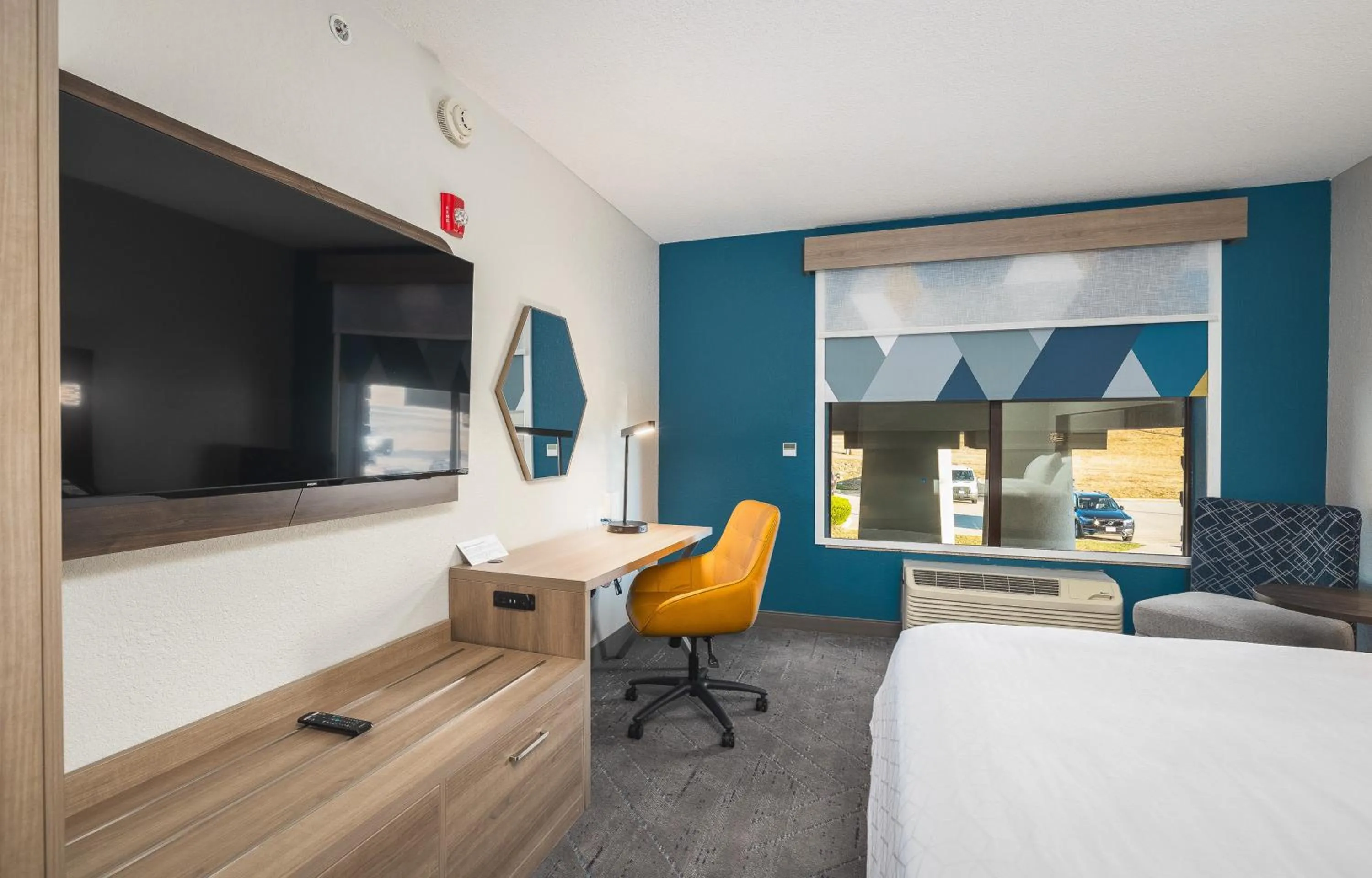 Photo of the whole room, Bed in Holiday Inn Express Hotel and Suites Saint Robert by IHG
