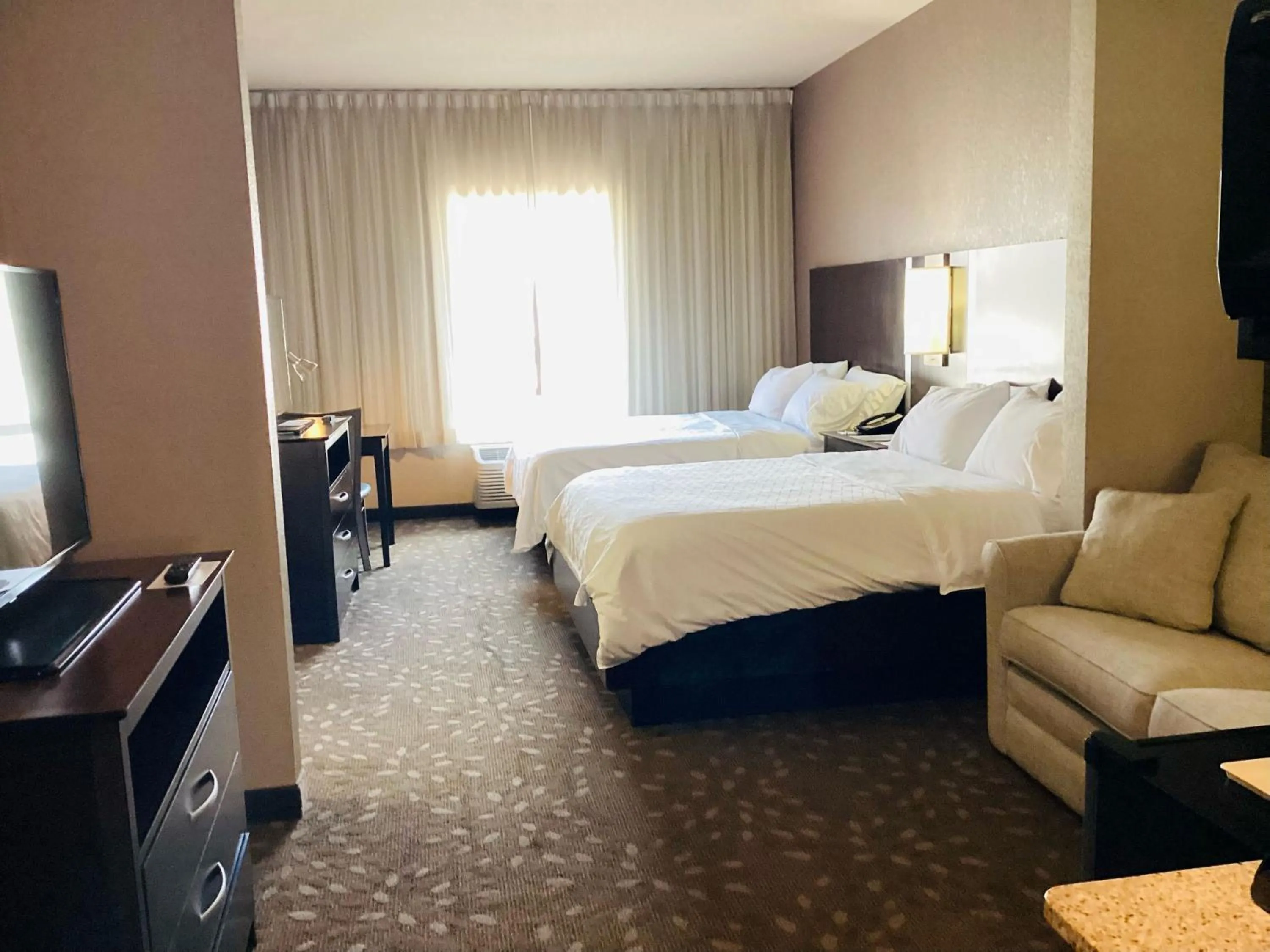 Photo of the whole room, Bed in Holiday Inn Express Hotel and Suites Saint Robert by IHG