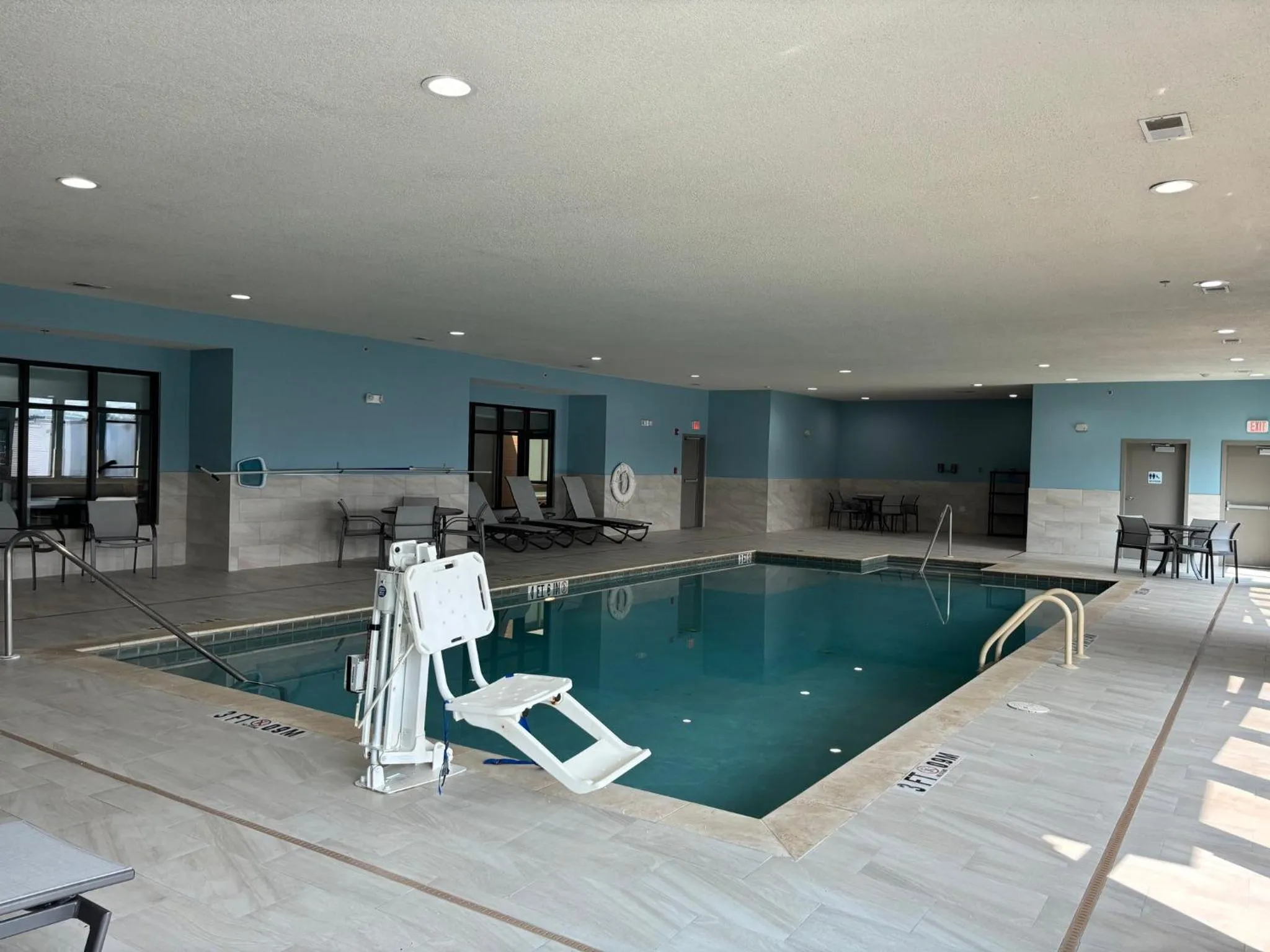 Swimming pool in Holiday Inn Express Hotel and Suites Saint Robert by IHG