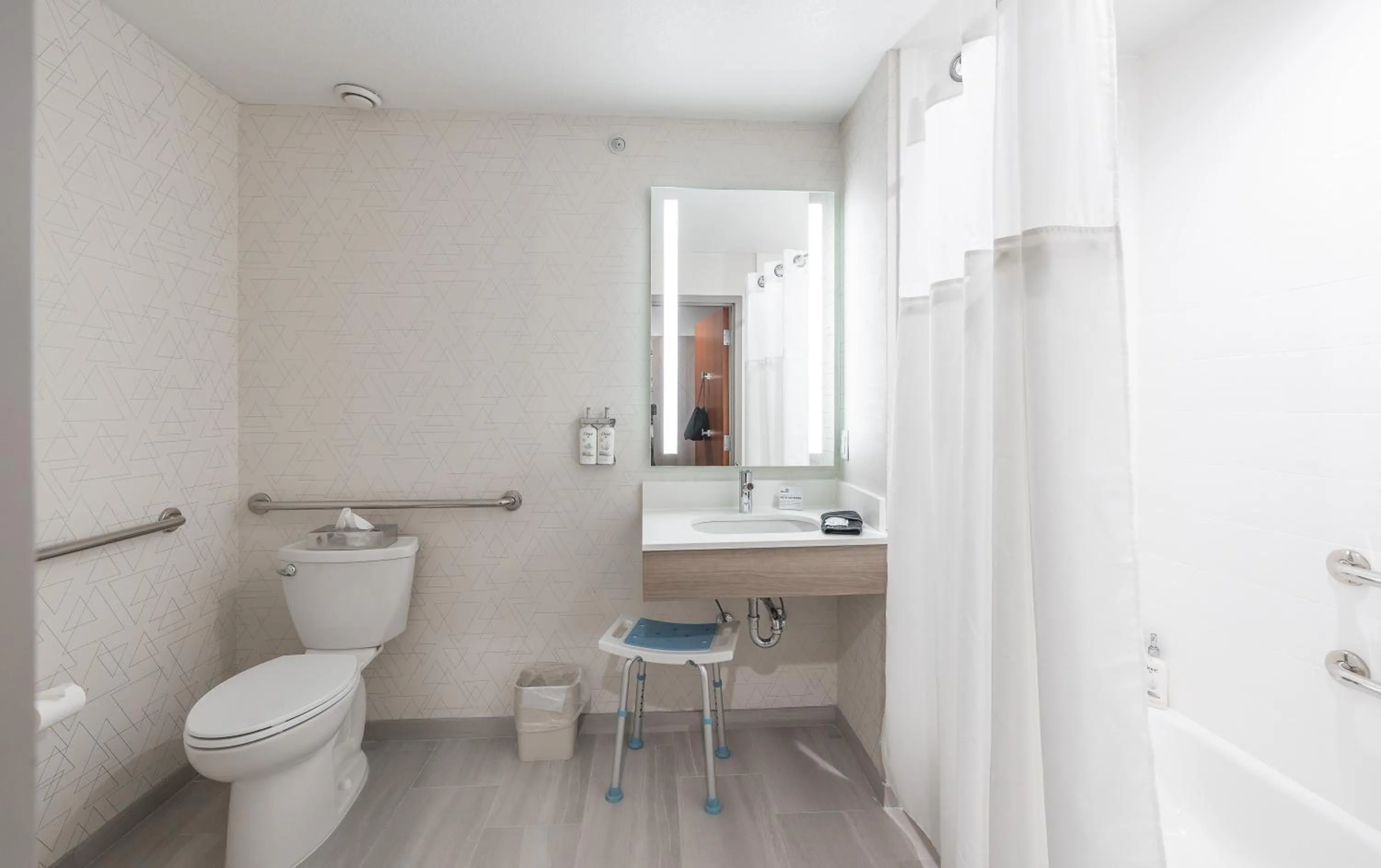 Bathroom in Holiday Inn Express Hotel and Suites Saint Robert by IHG