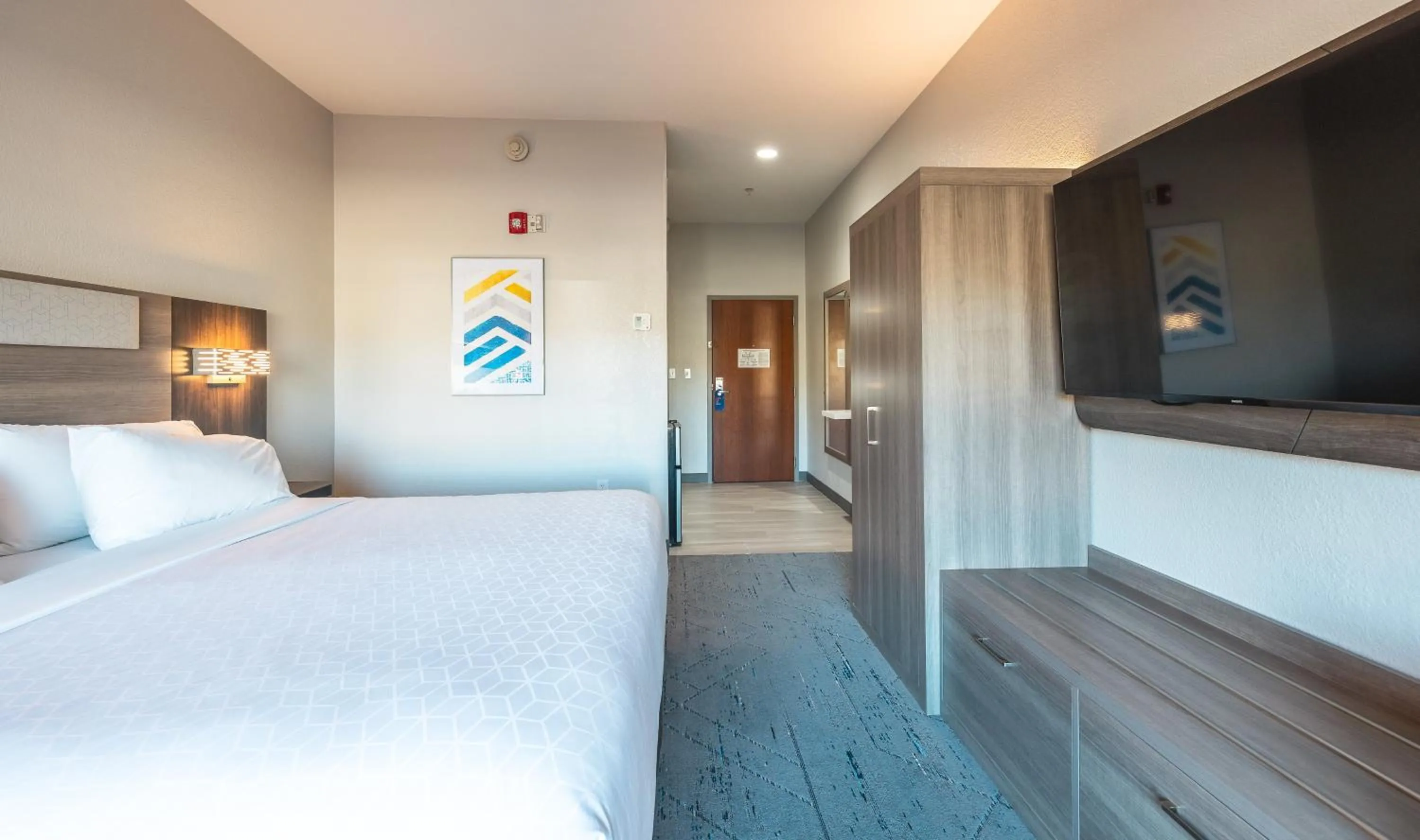 Photo of the whole room, Bed in Holiday Inn Express Hotel and Suites Saint Robert by IHG