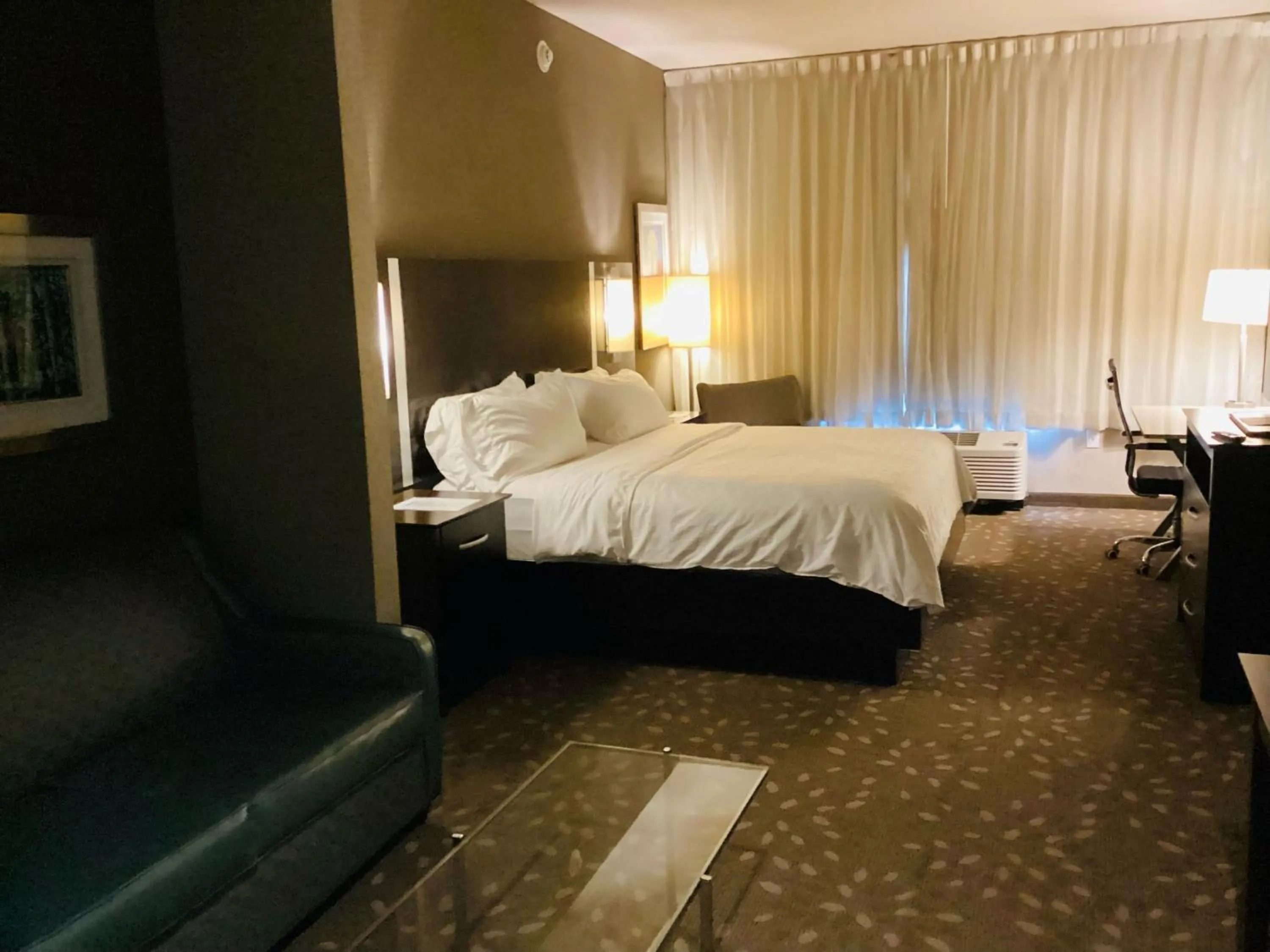 Photo of the whole room, Bed in Holiday Inn Express Hotel and Suites Saint Robert by IHG