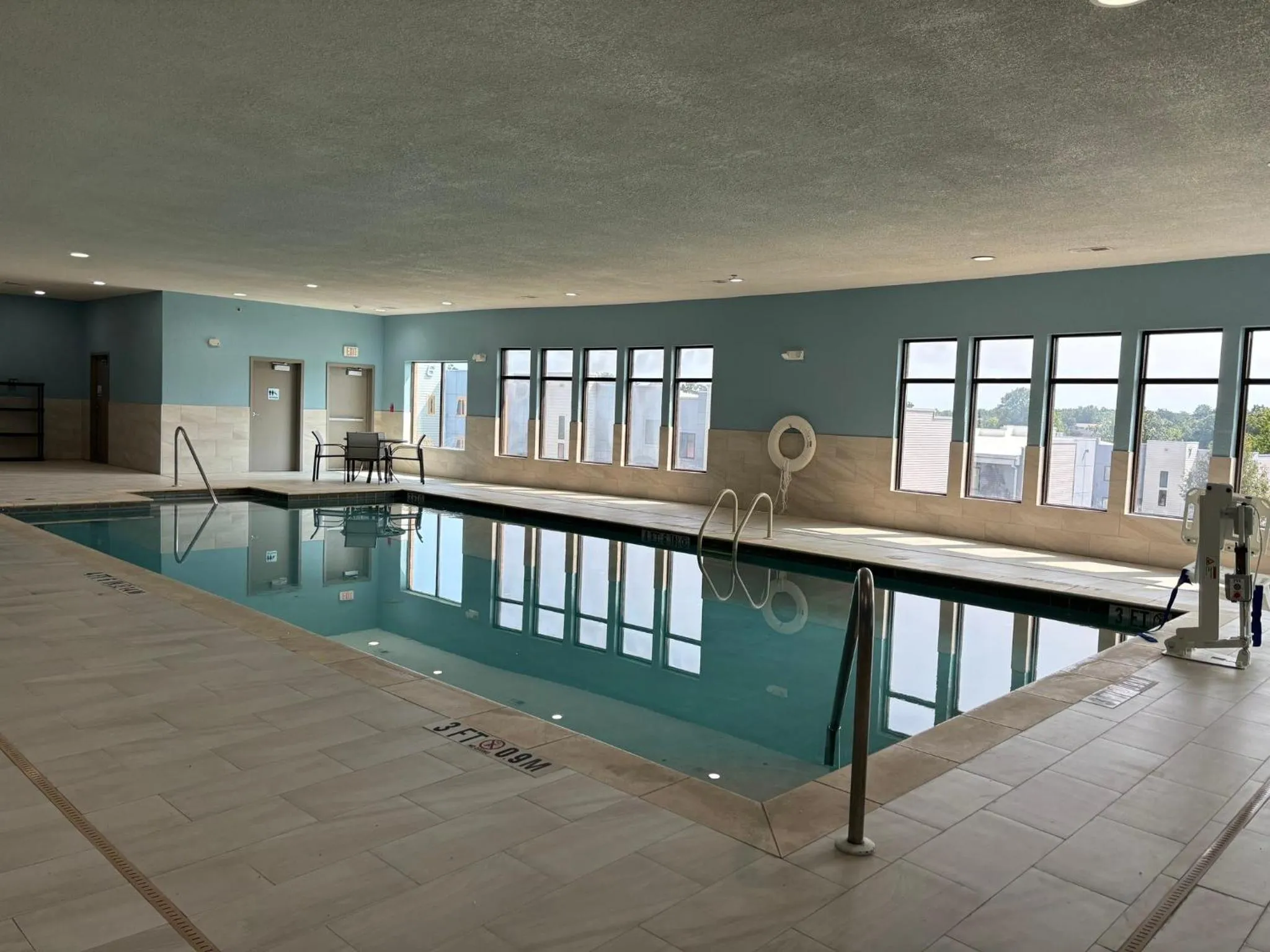 Swimming pool in Holiday Inn Express Hotel and Suites Saint Robert by IHG