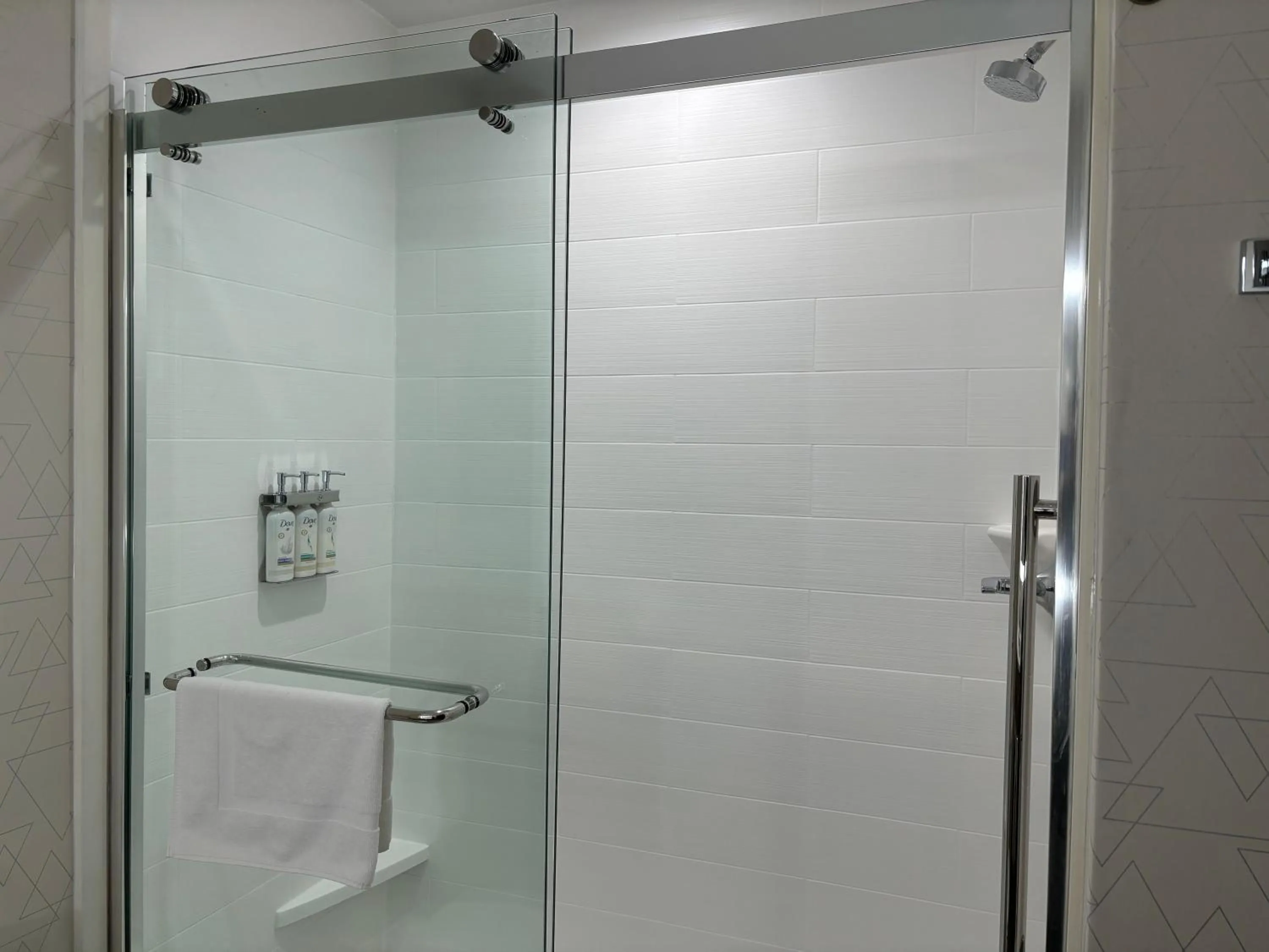Shower in Holiday Inn Express Hotel and Suites Saint Robert by IHG