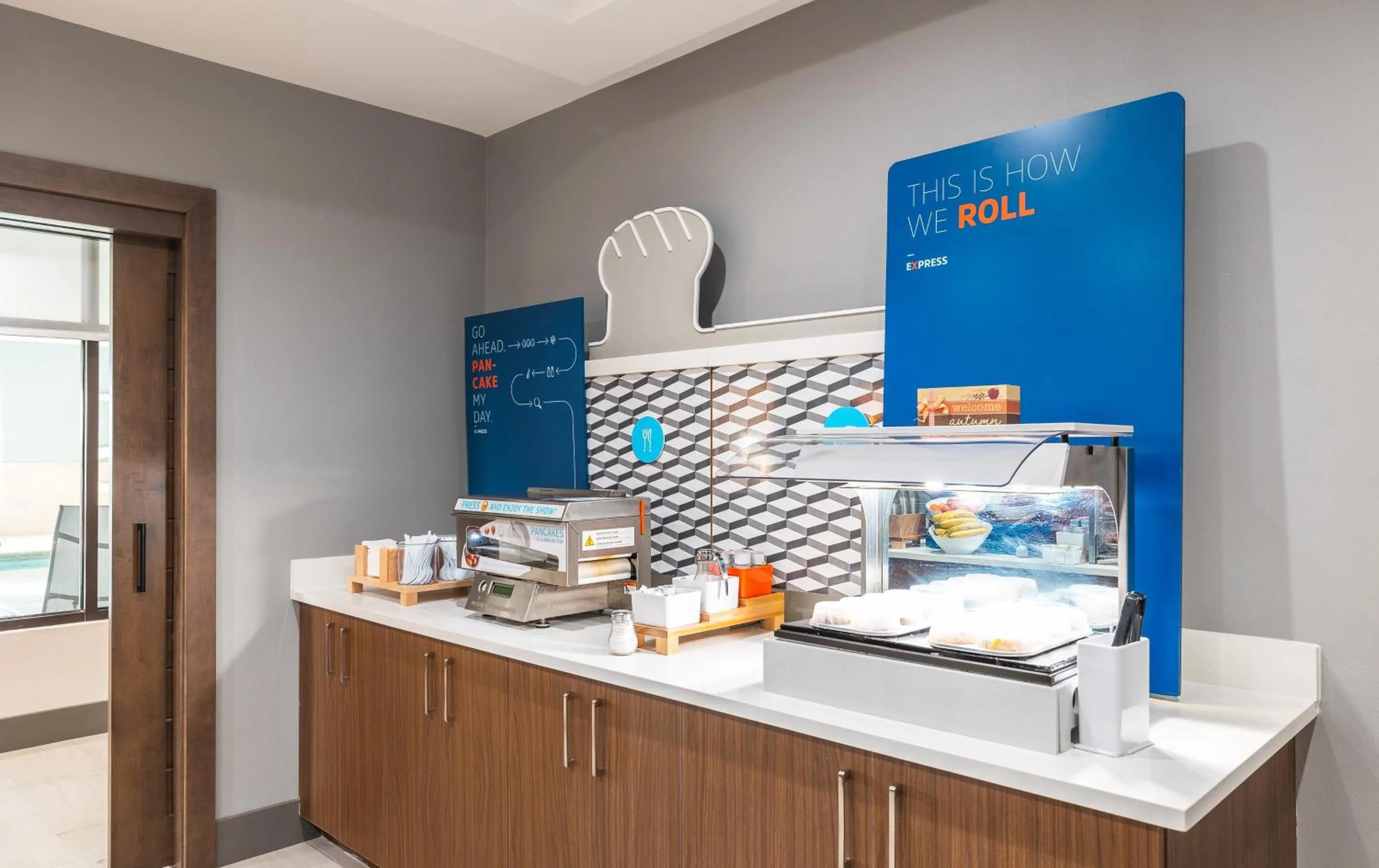 Restaurant/places to eat in Holiday Inn Express Hotel and Suites Saint Robert by IHG