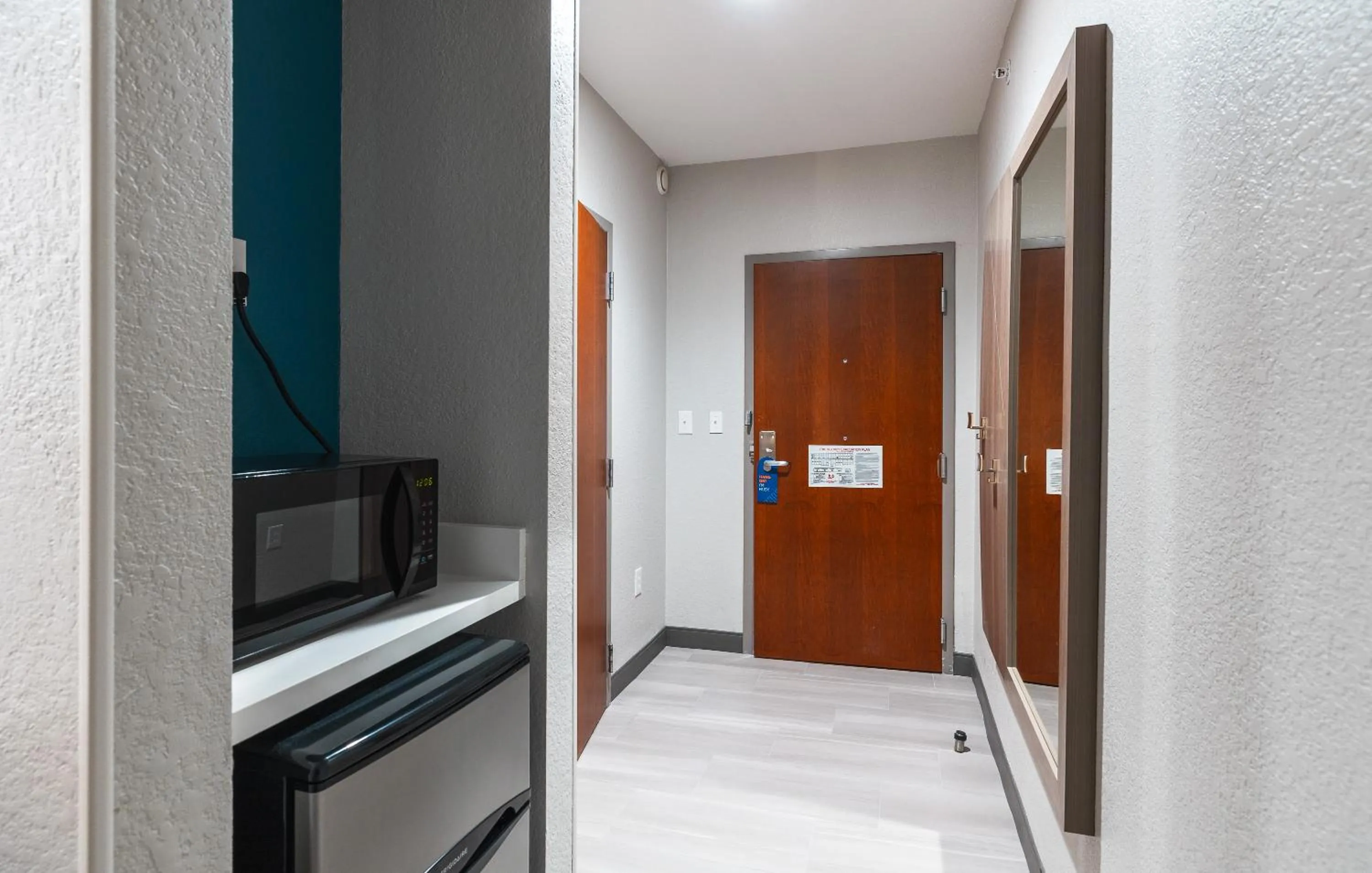 microwave in Holiday Inn Express Hotel and Suites Saint Robert by IHG