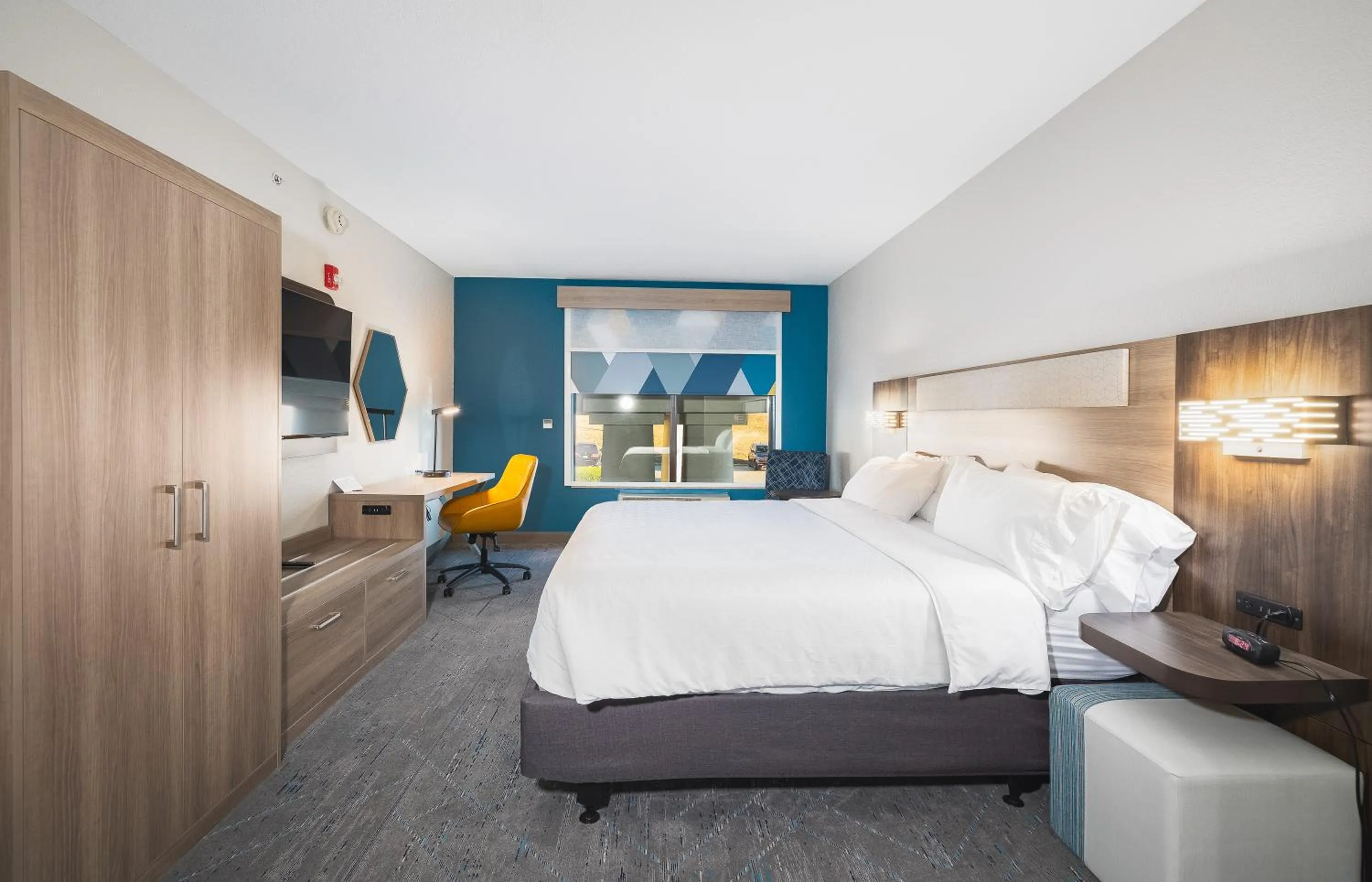 Bed in Holiday Inn Express Hotel and Suites Saint Robert by IHG