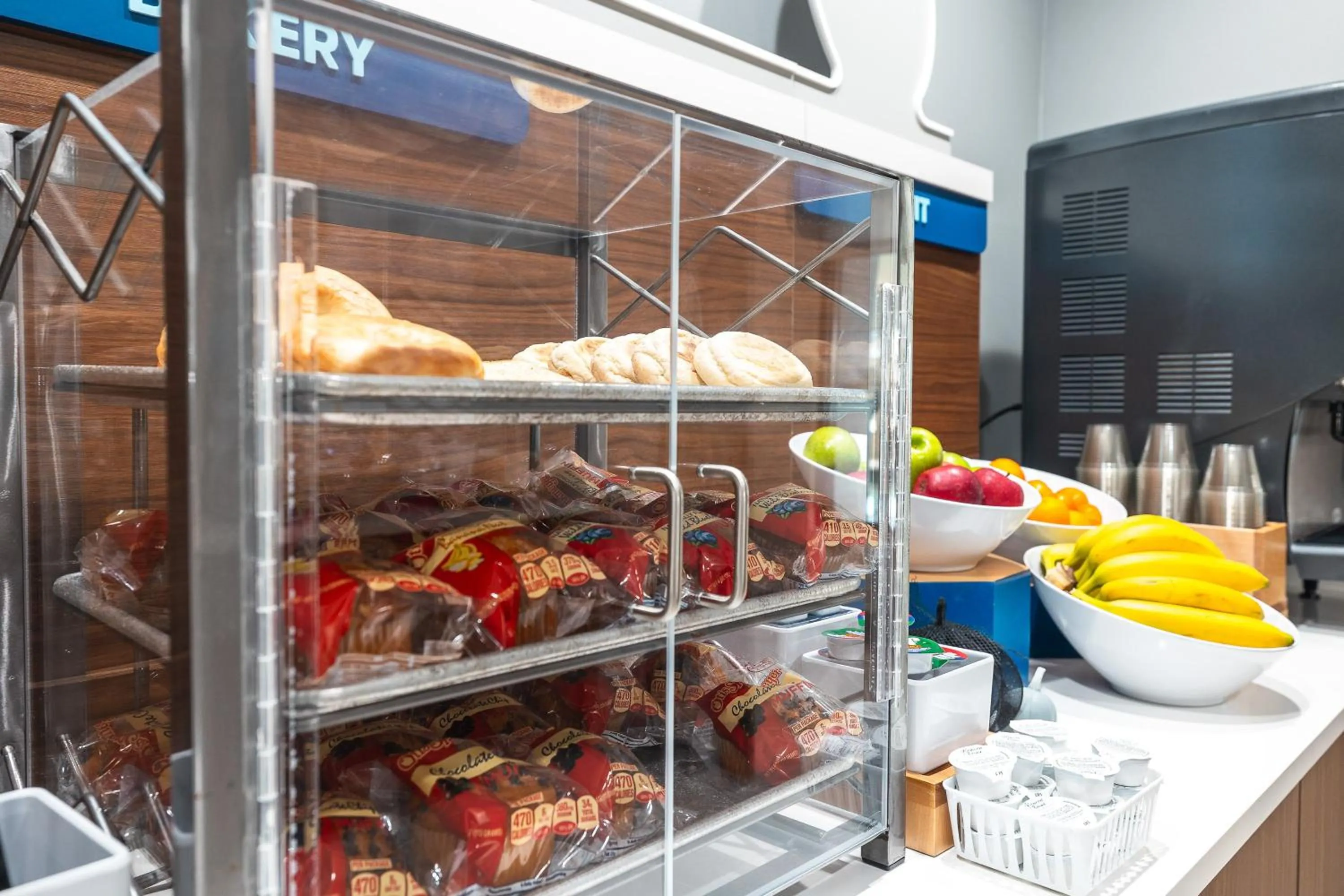 Restaurant/places to eat in Holiday Inn Express Hotel and Suites Saint Robert by IHG