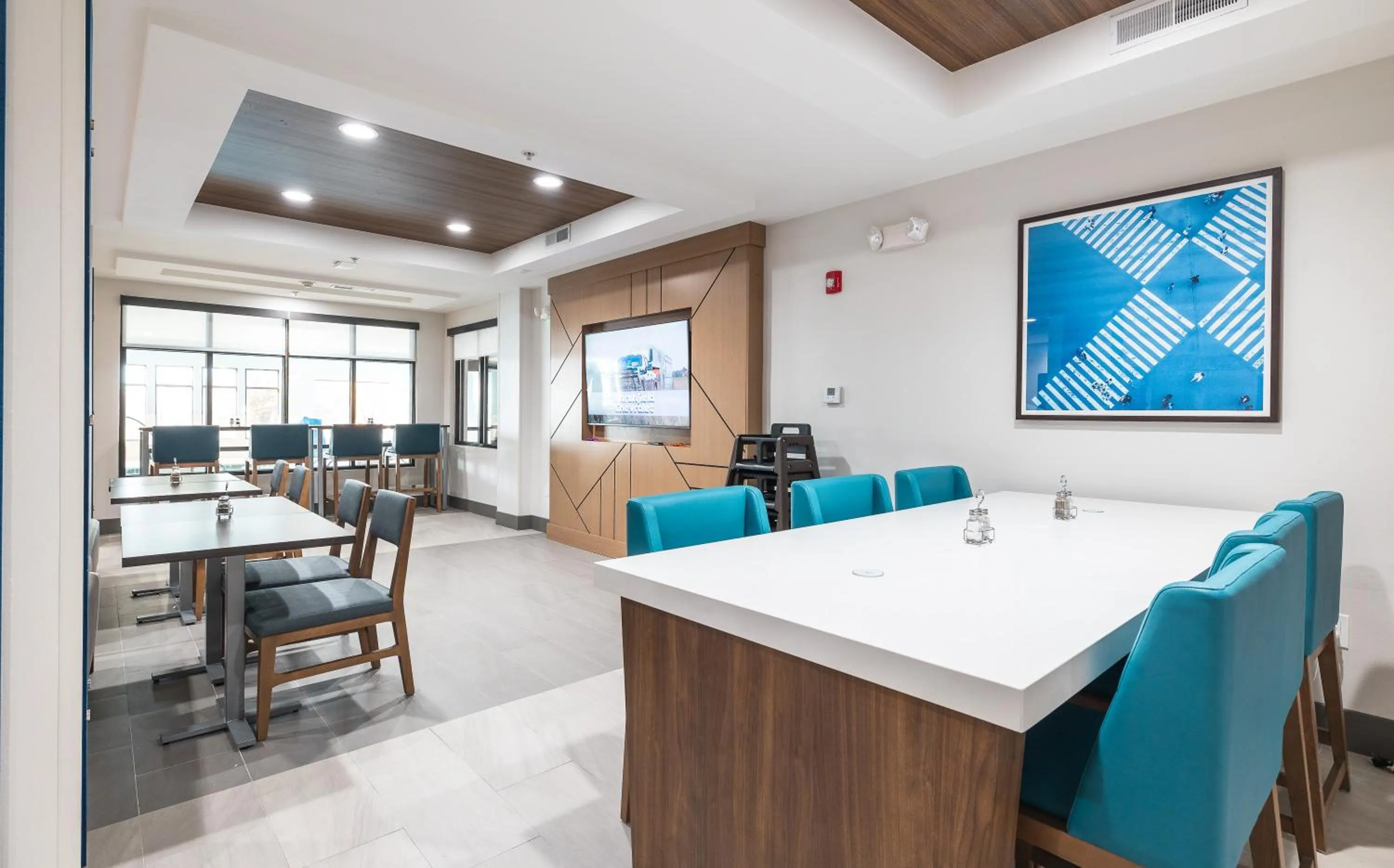 Dining area in Holiday Inn Express Hotel and Suites Saint Robert by IHG