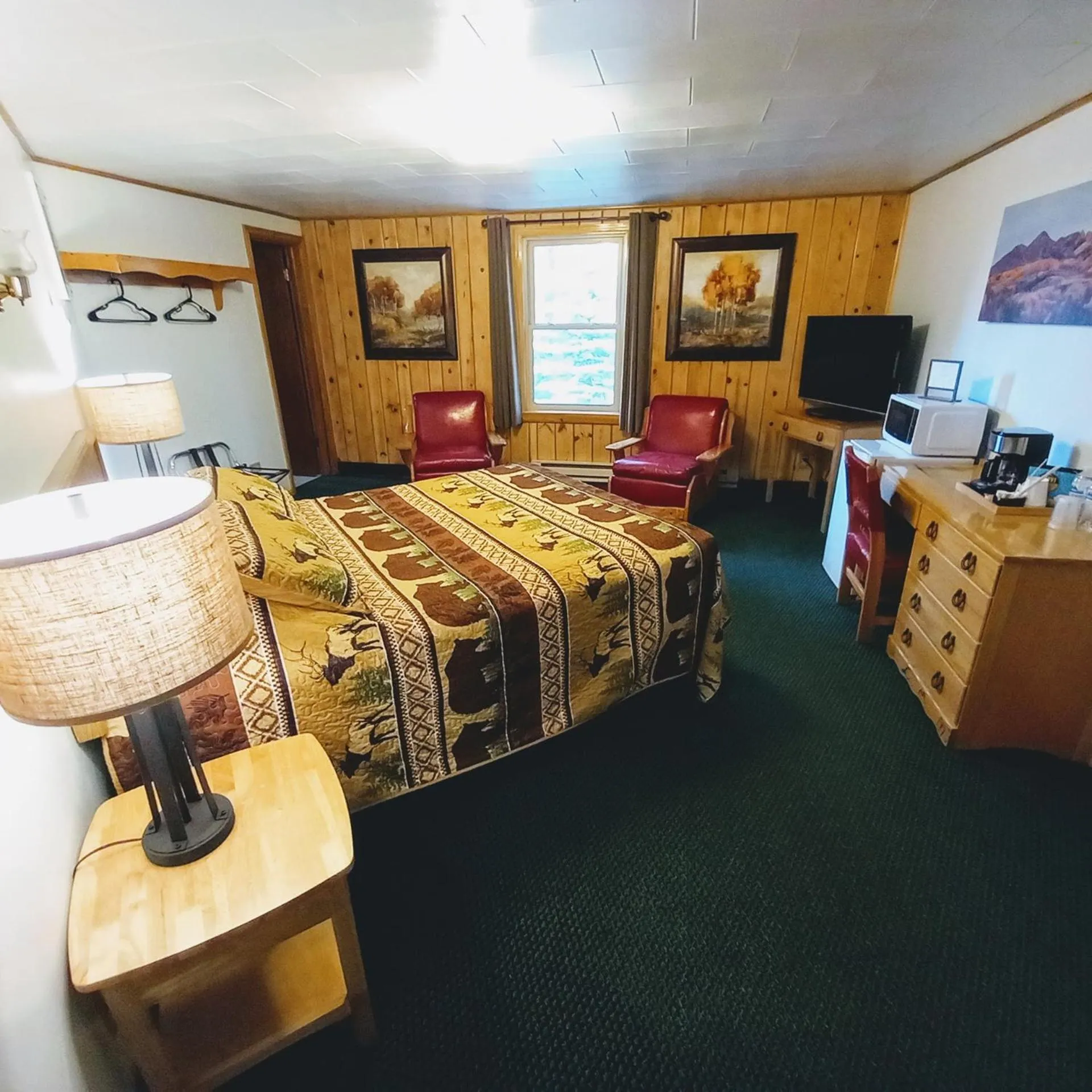 Photo of the whole room in Lone Eagle Lodge