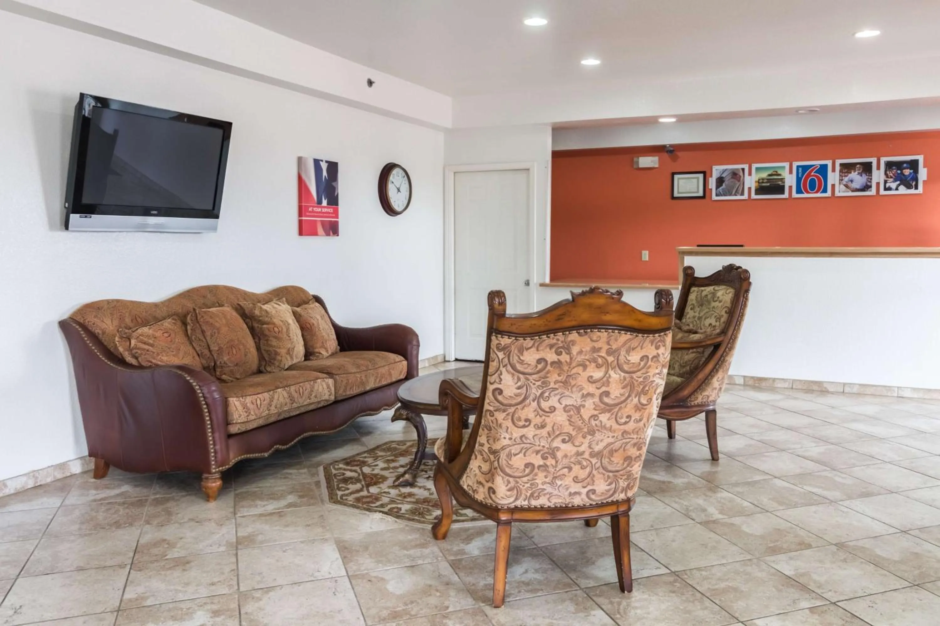 Communal lounge/ TV room in Motel 6 Alvarado TX