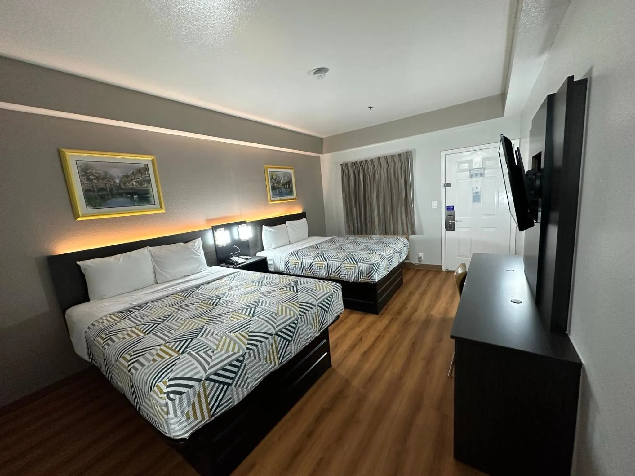 Bed in Motel 6 Alvarado TX