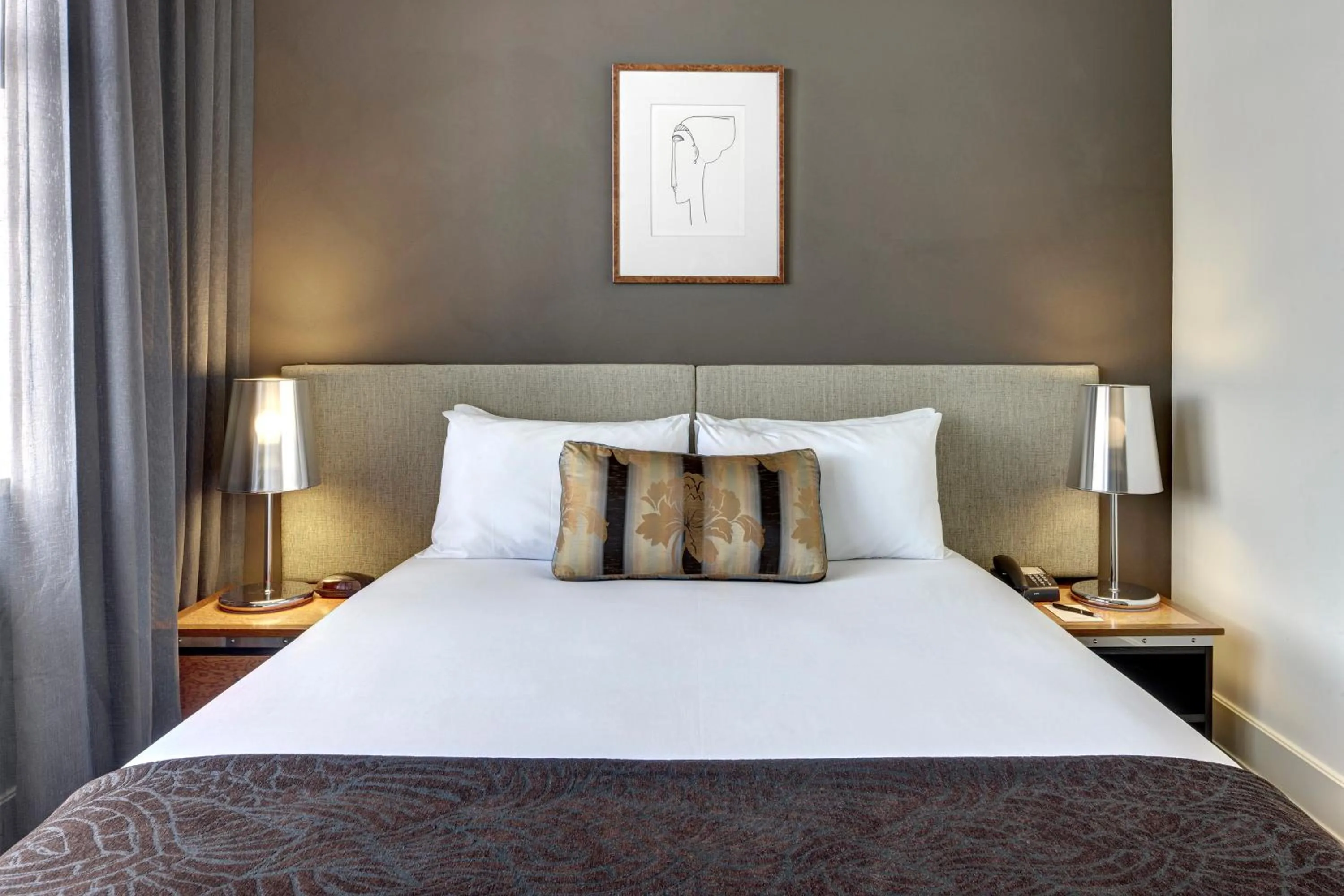 Bed in Rendezvous Heritage Hotel Auckland