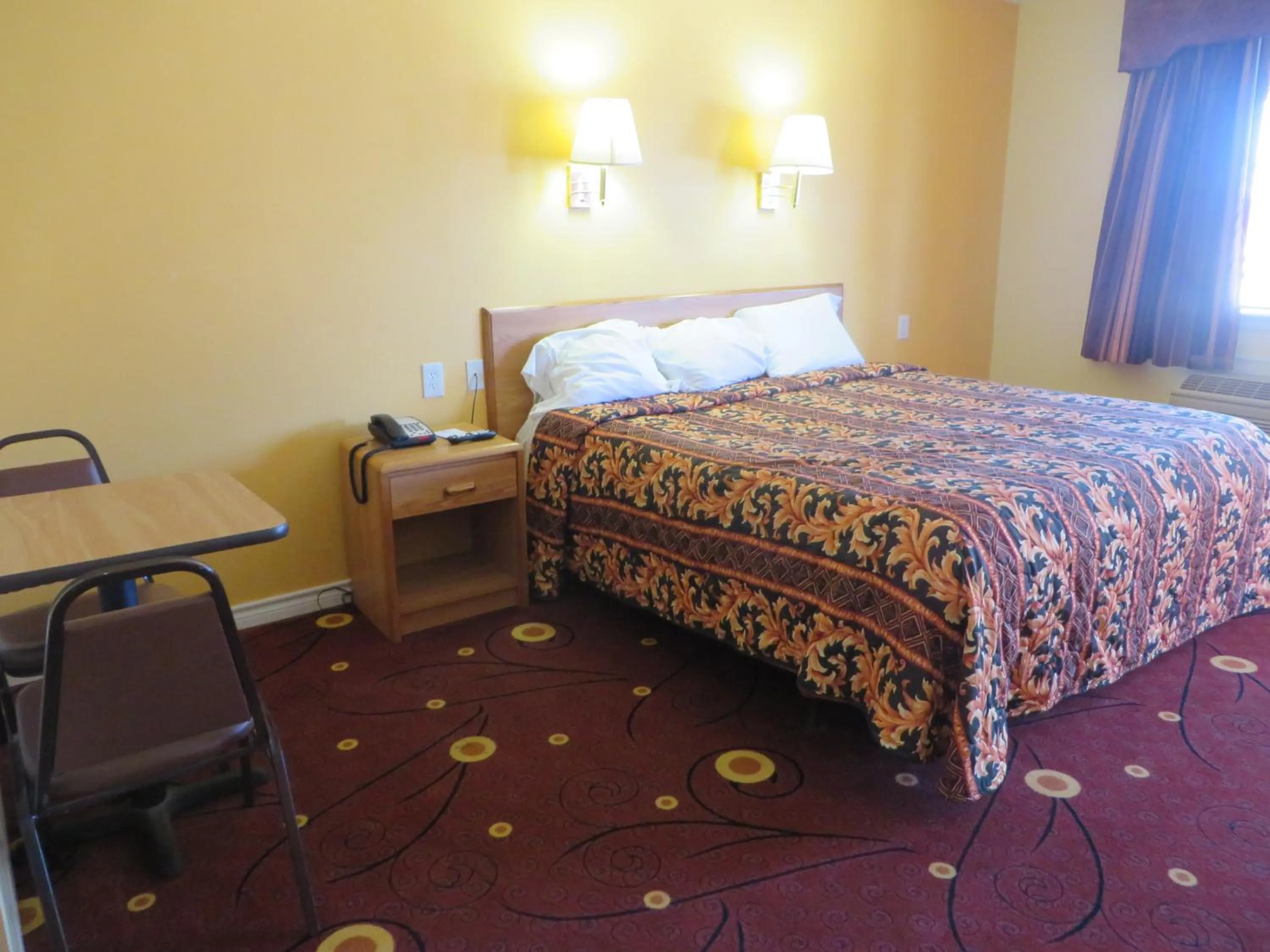 Bed in Americas Best Value Inn Weatherford