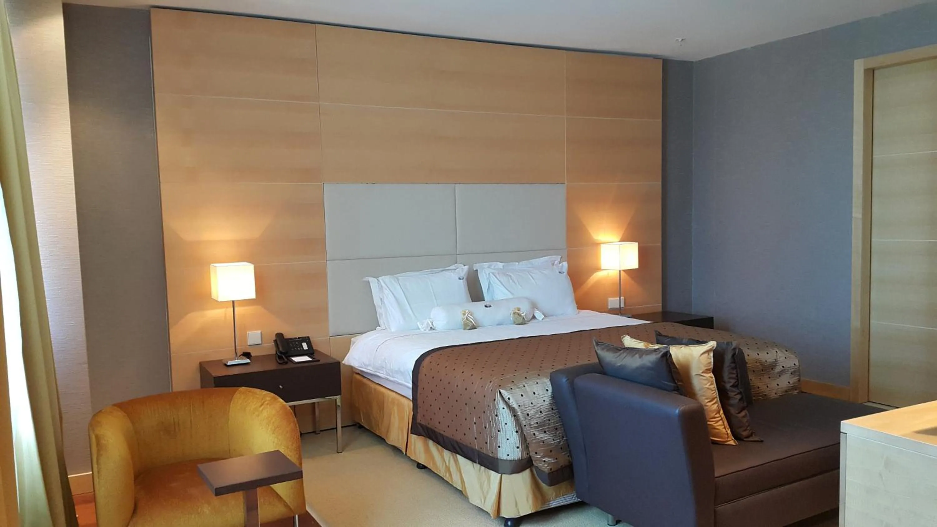 Bathroom, Bed in Hotel Grand Swiss