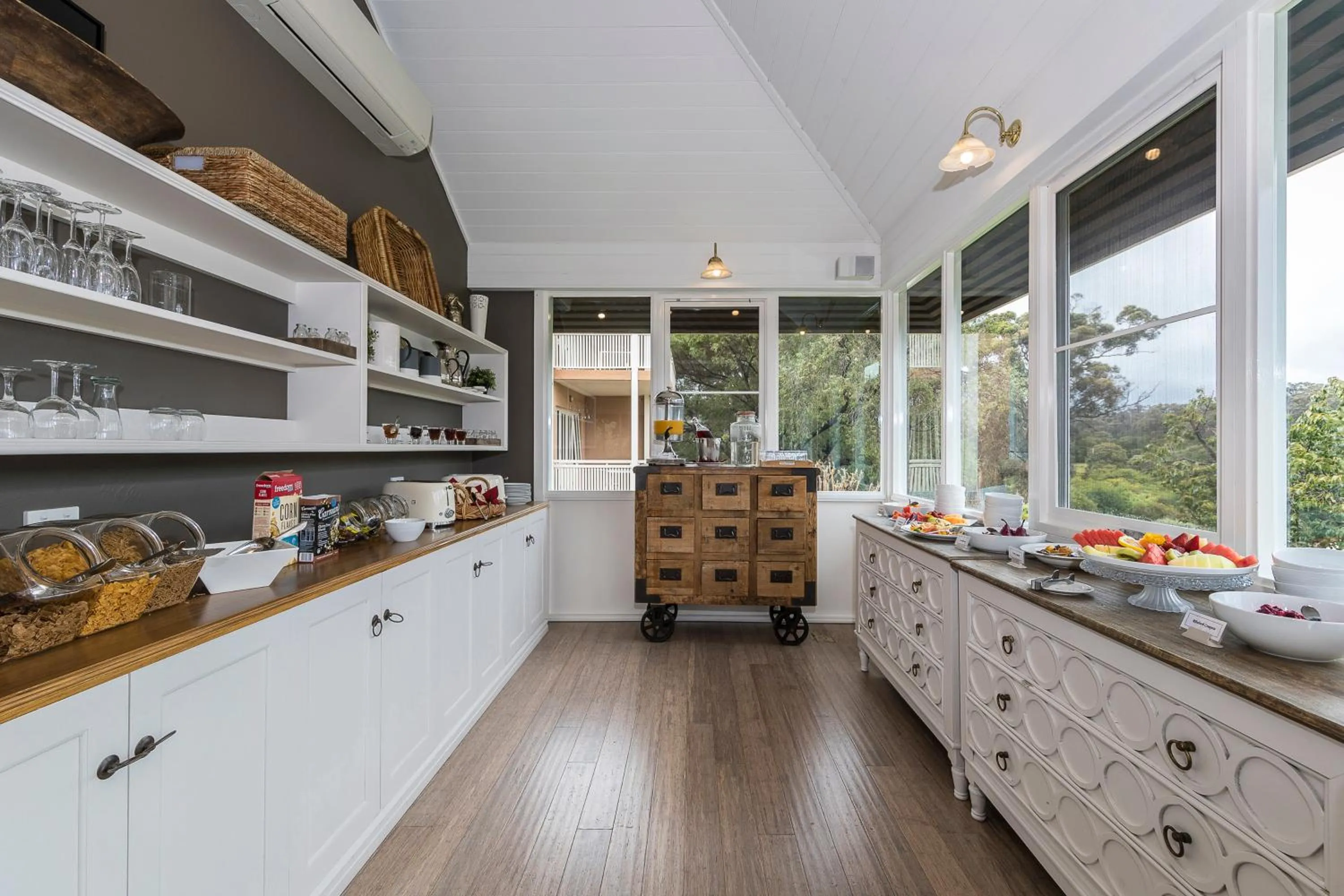 Restaurant/places to eat in Grand Mercure Basildene Manor