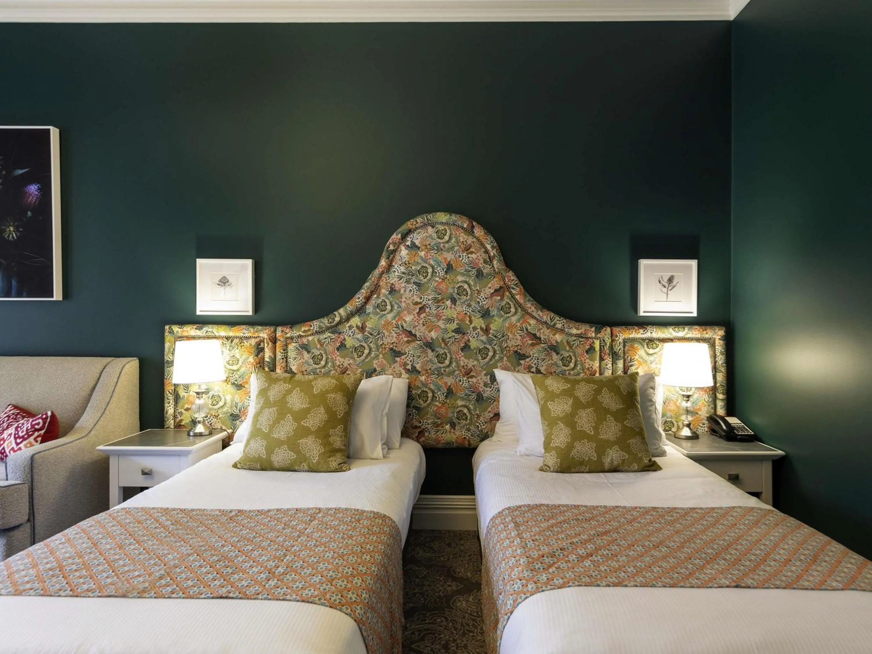 Bedroom, Bed in Grand Mercure Basildene Manor