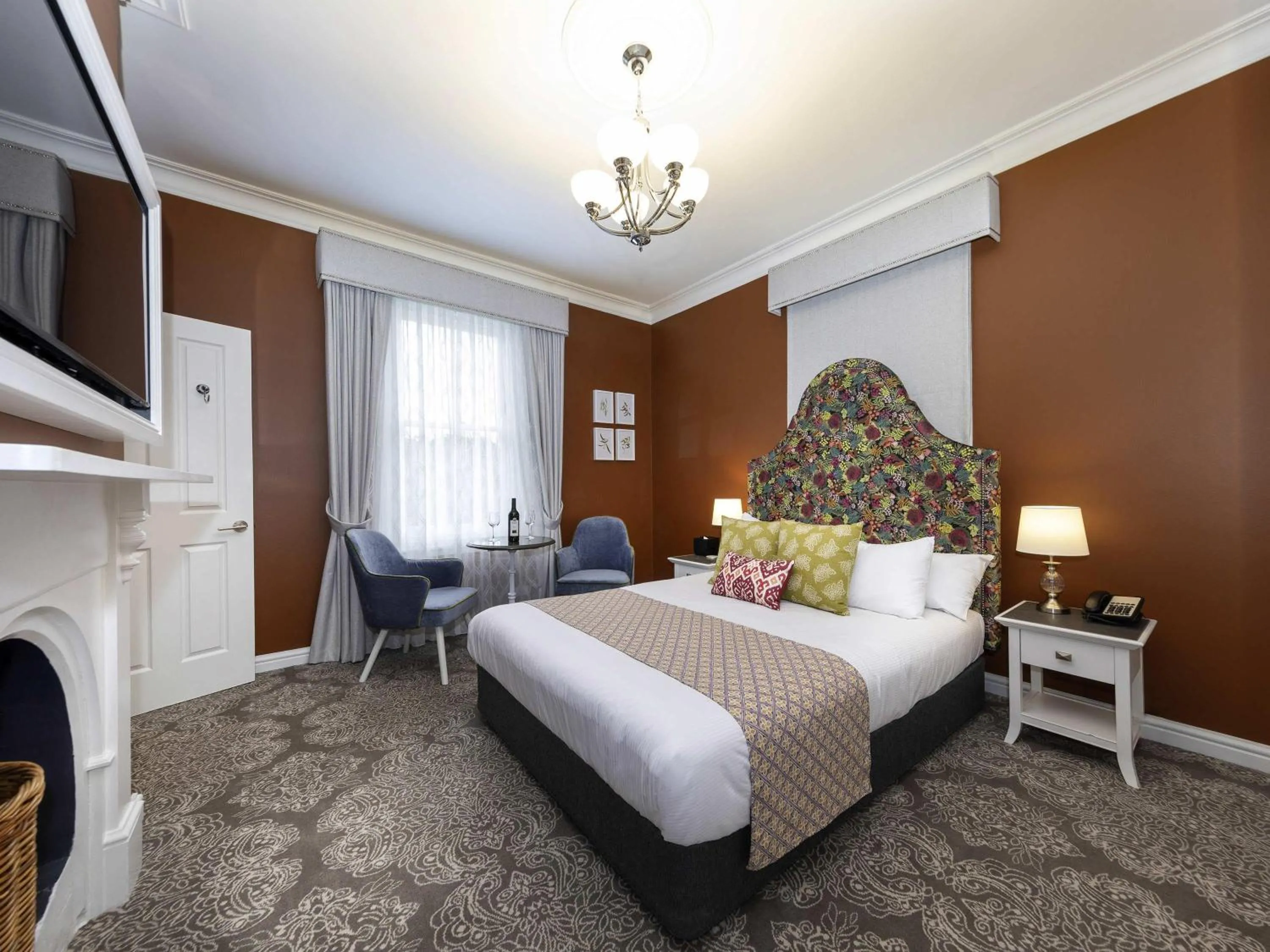 Bedroom, Bed in Grand Mercure Basildene Manor