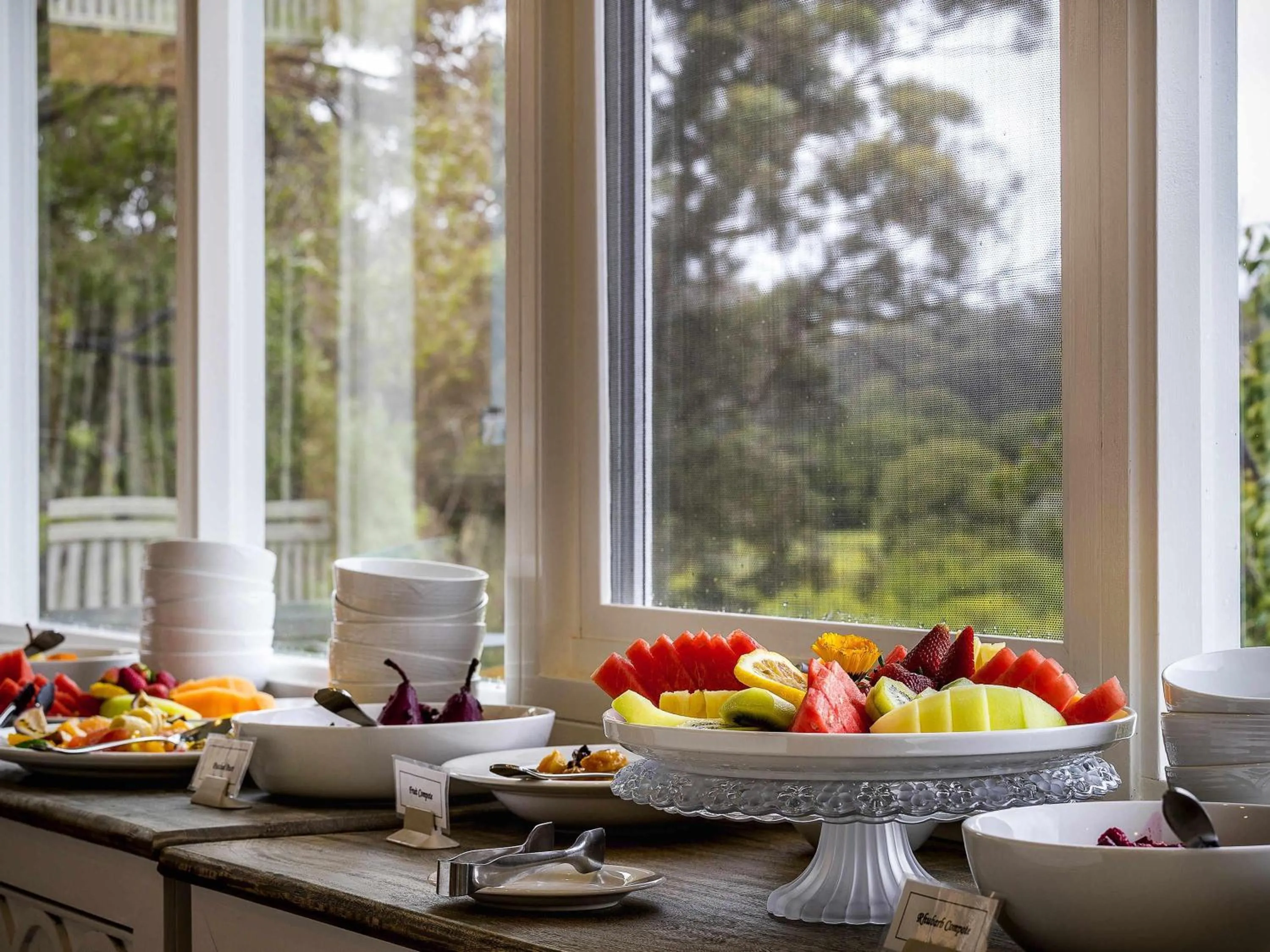 Restaurant/places to eat in Grand Mercure Basildene Manor