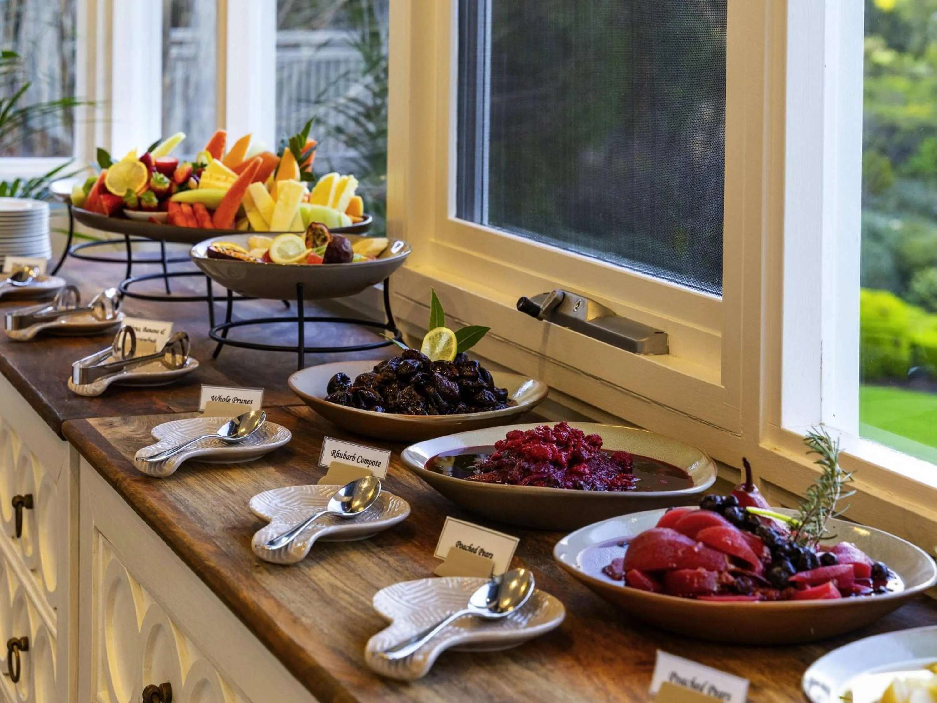 Restaurant/places to eat in Grand Mercure Basildene Manor