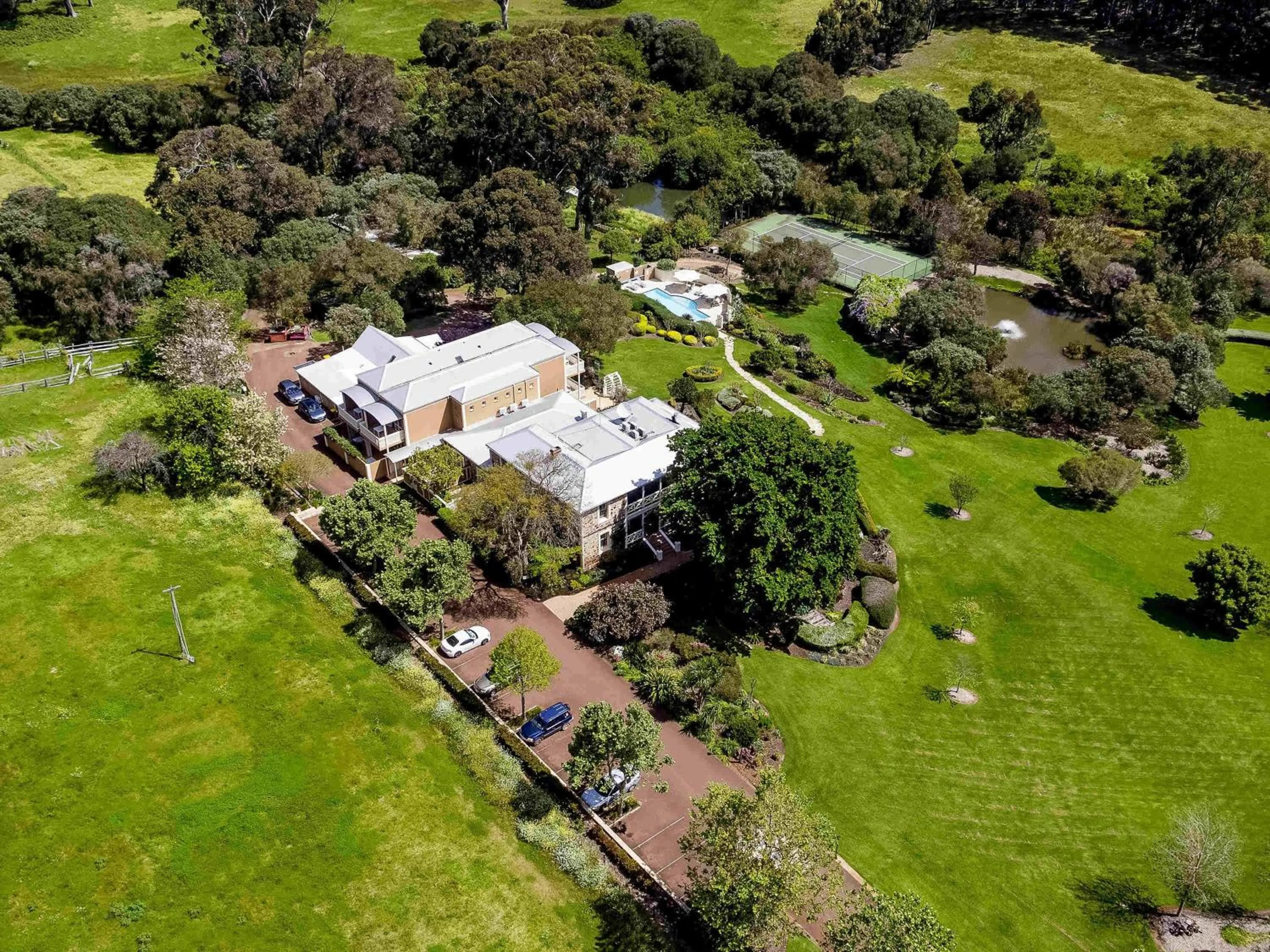 Property building in Grand Mercure Basildene Manor