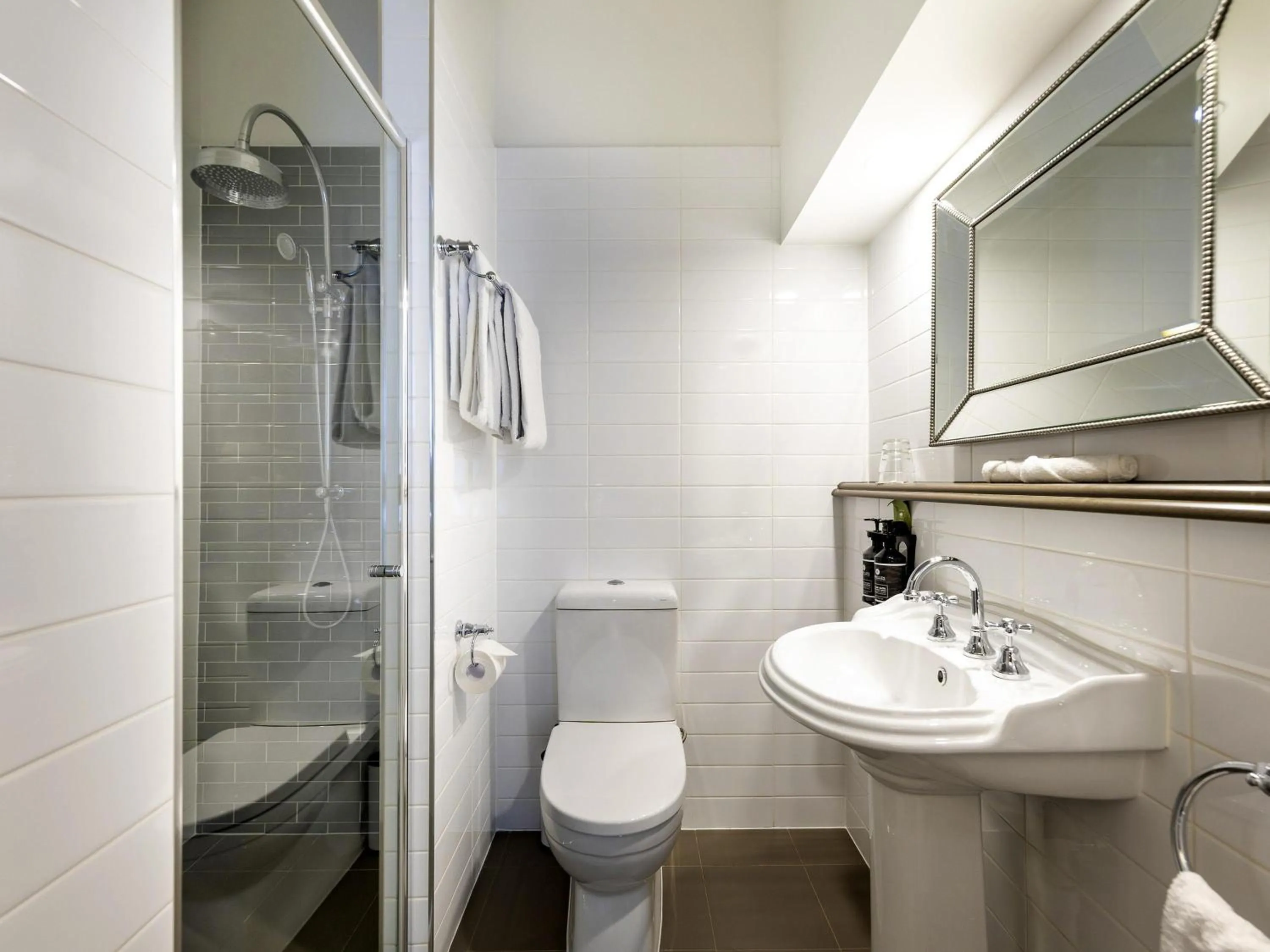 Bedroom in Grand Mercure Basildene Manor