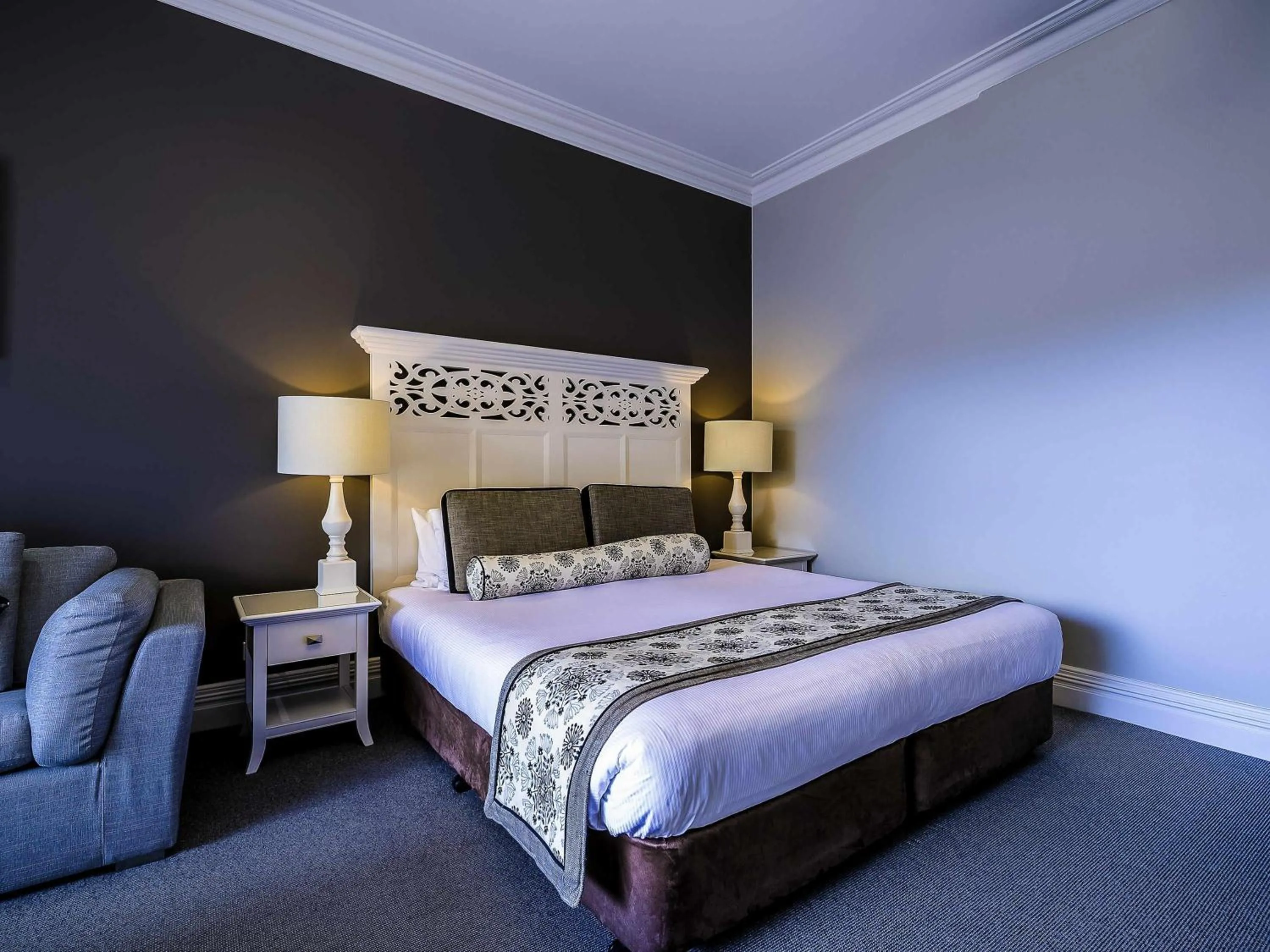 Bedroom, Bed in Grand Mercure Basildene Manor