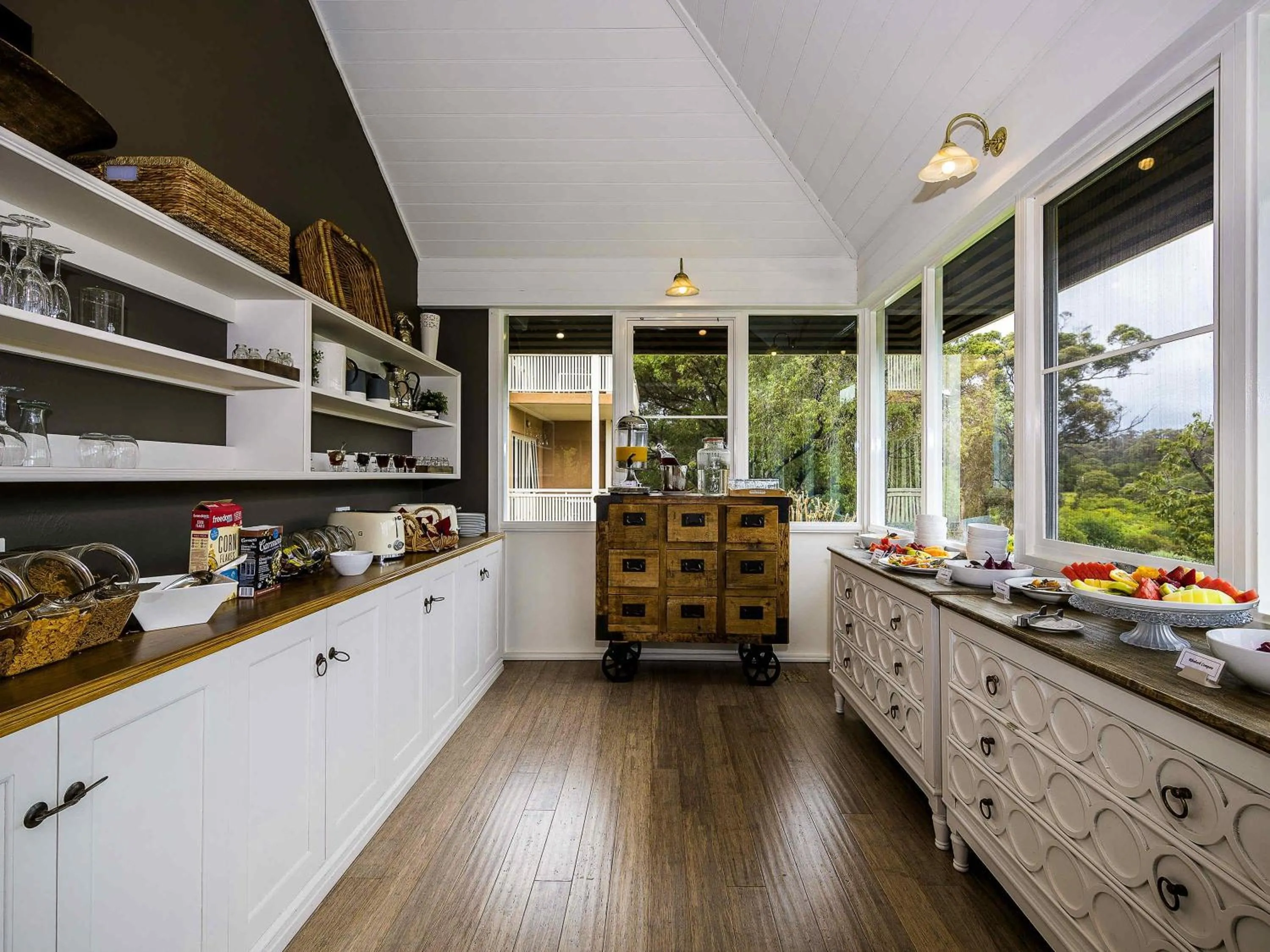 Restaurant/places to eat in Grand Mercure Basildene Manor