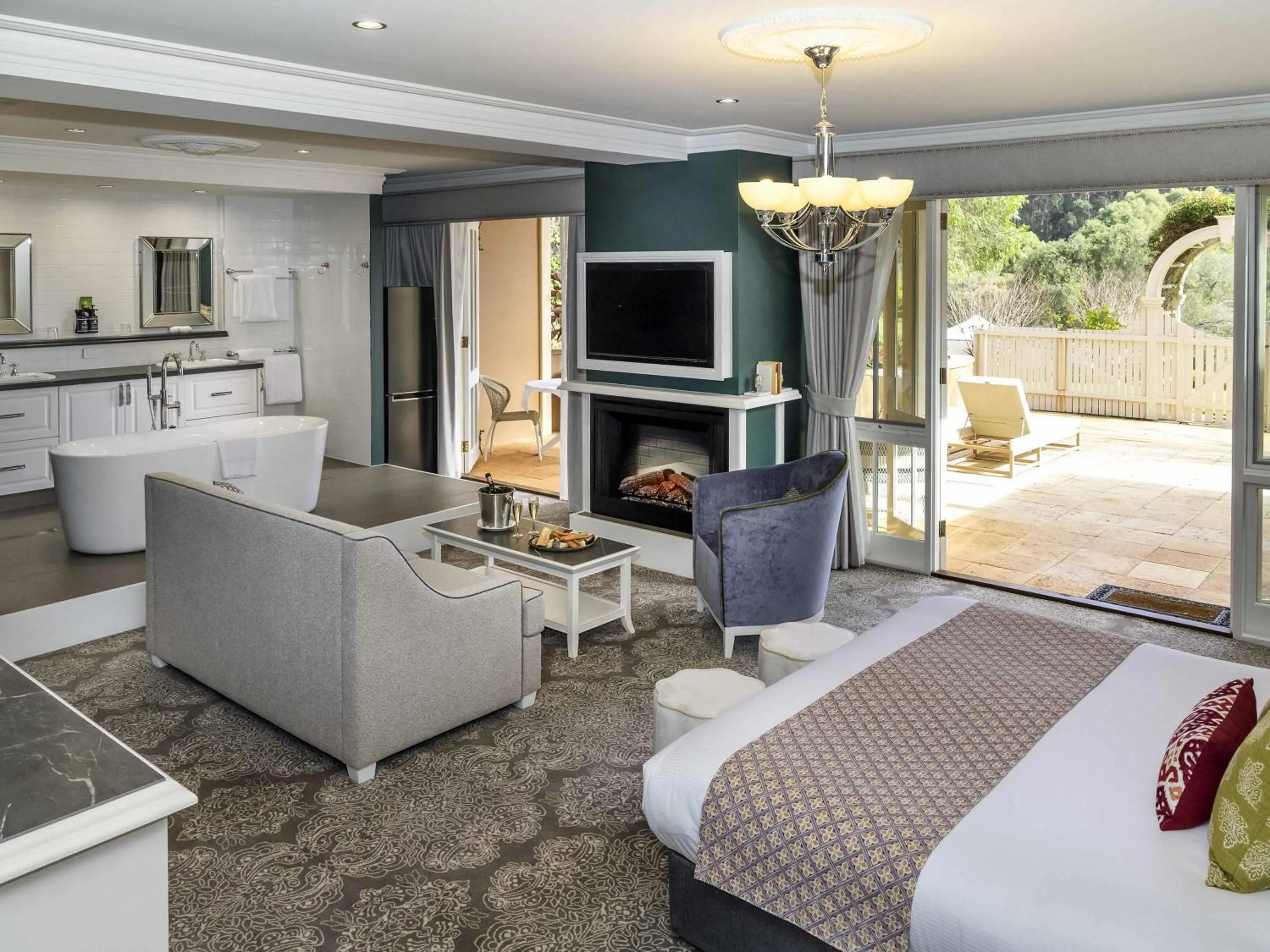 Photo of the whole room, Bed in Grand Mercure Basildene Manor