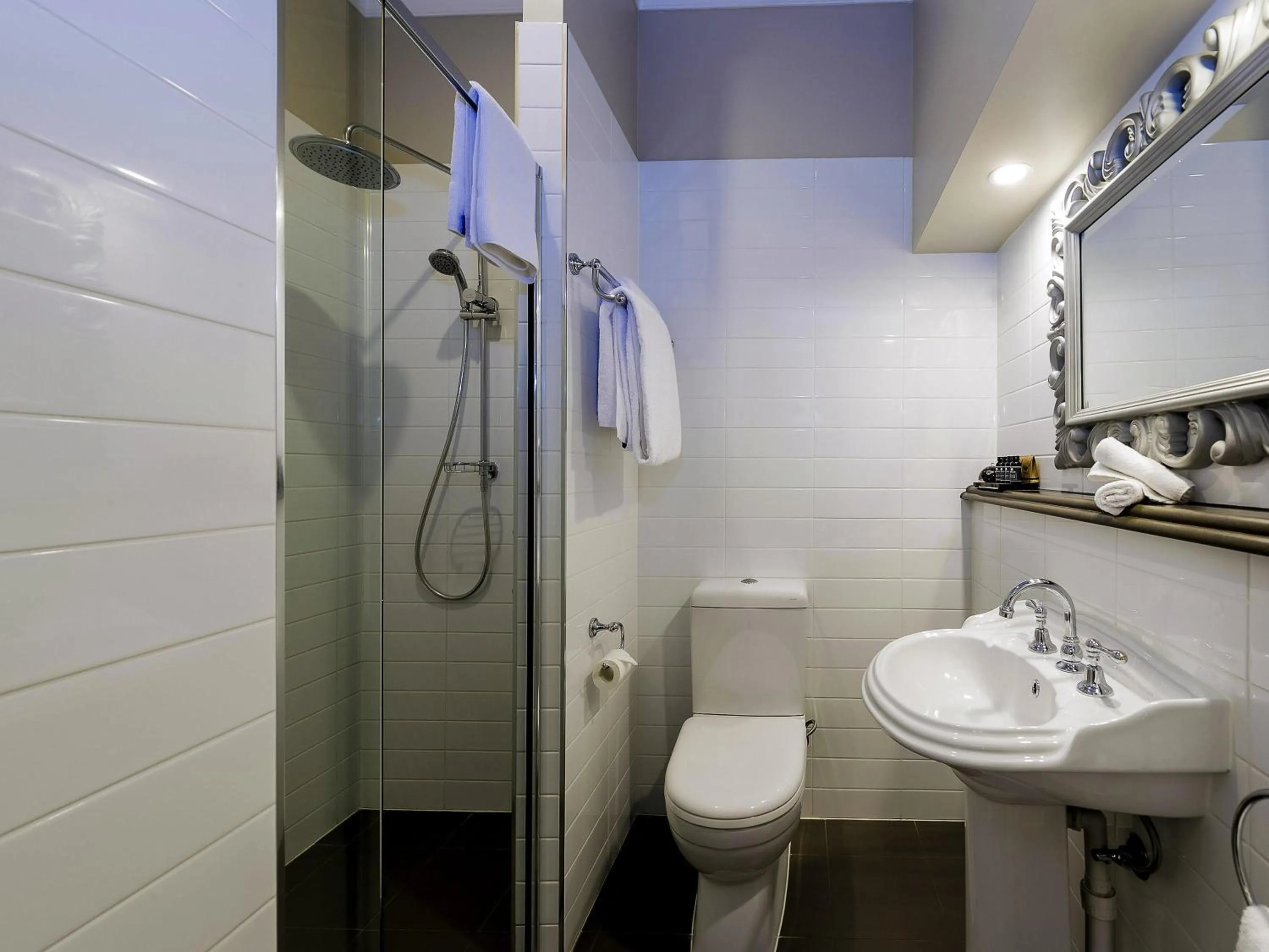 Bedroom in Grand Mercure Basildene Manor