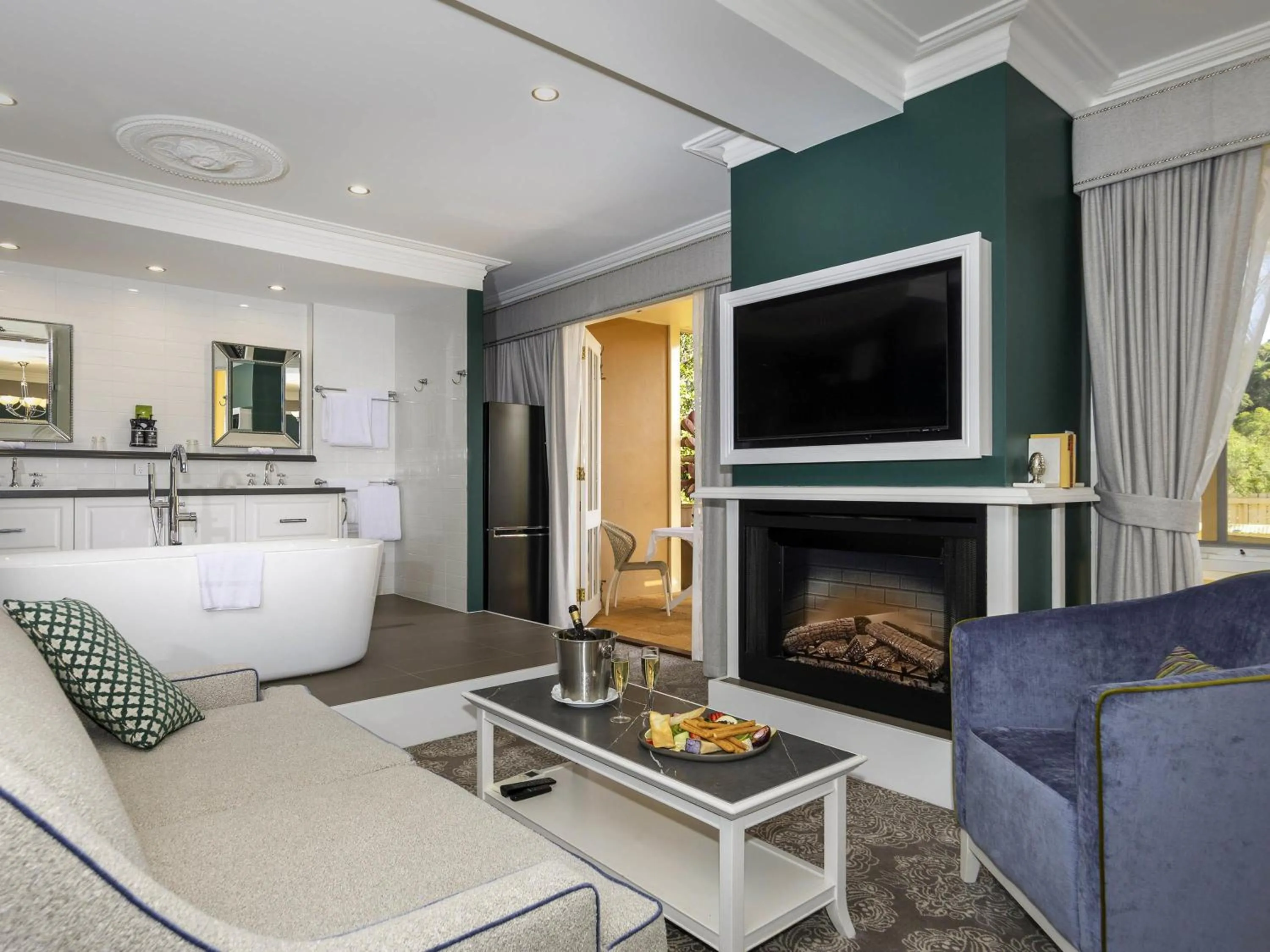 Bedroom in Grand Mercure Basildene Manor