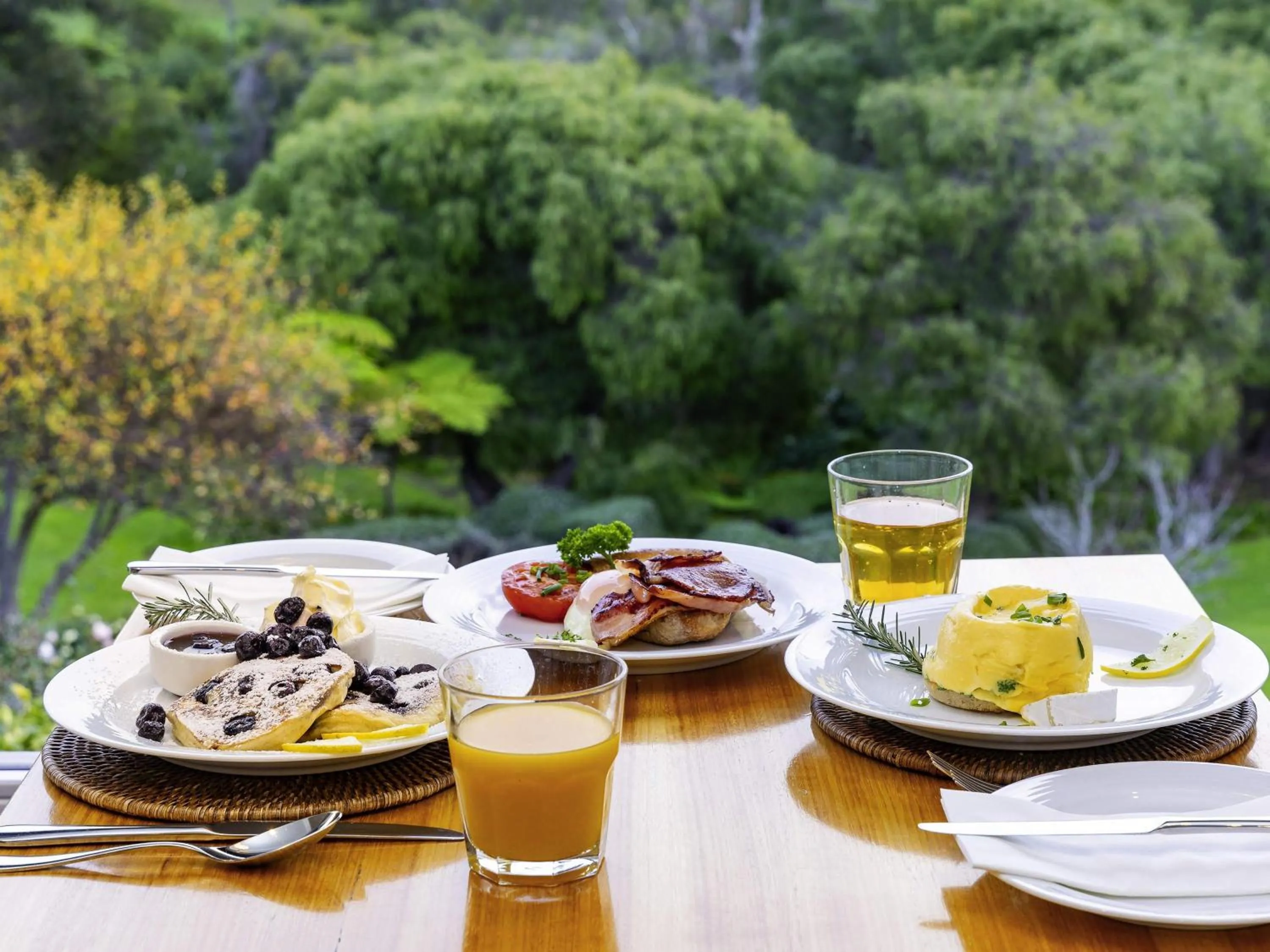 Restaurant/places to eat in Grand Mercure Basildene Manor