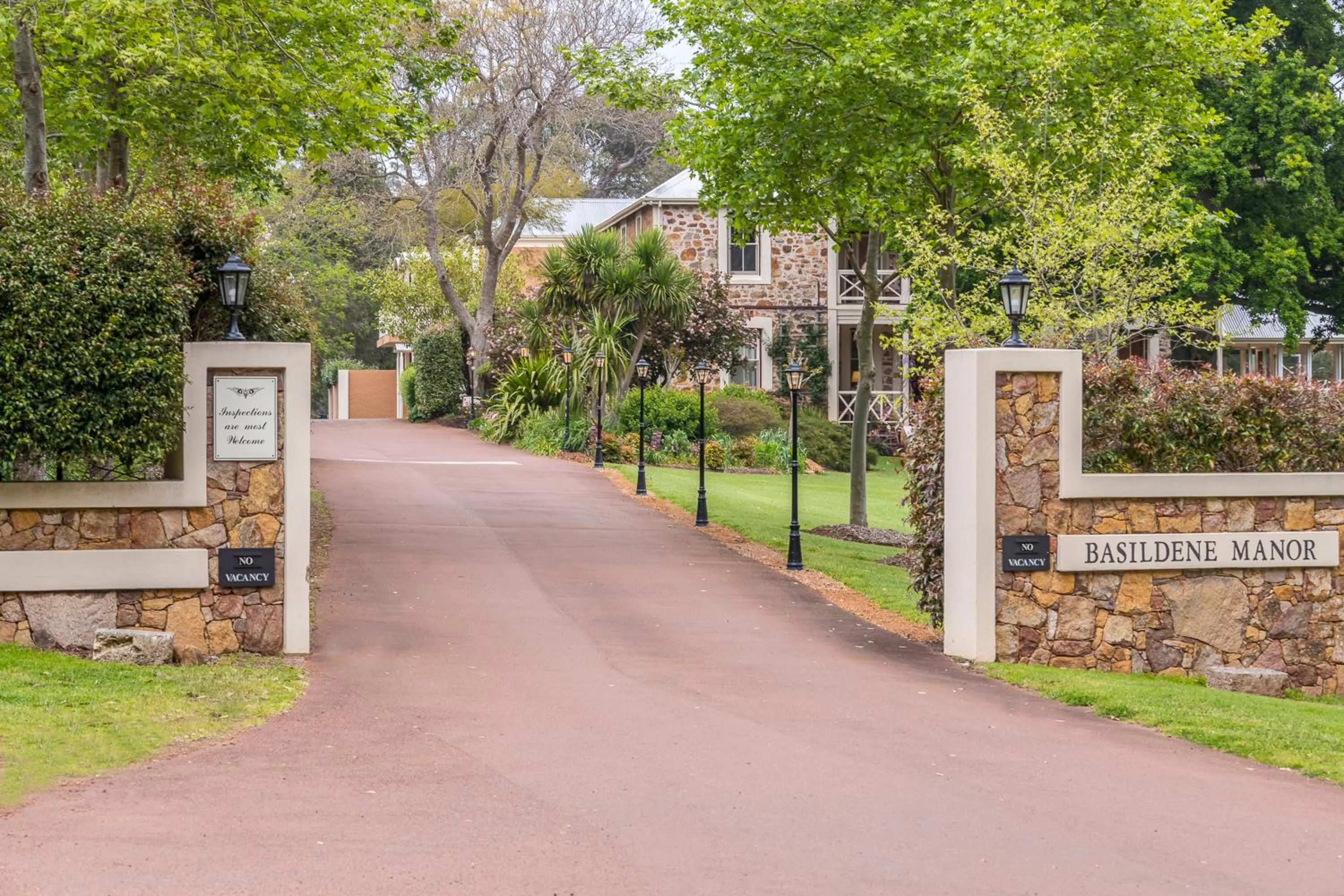Facade/entrance in Grand Mercure Basildene Manor