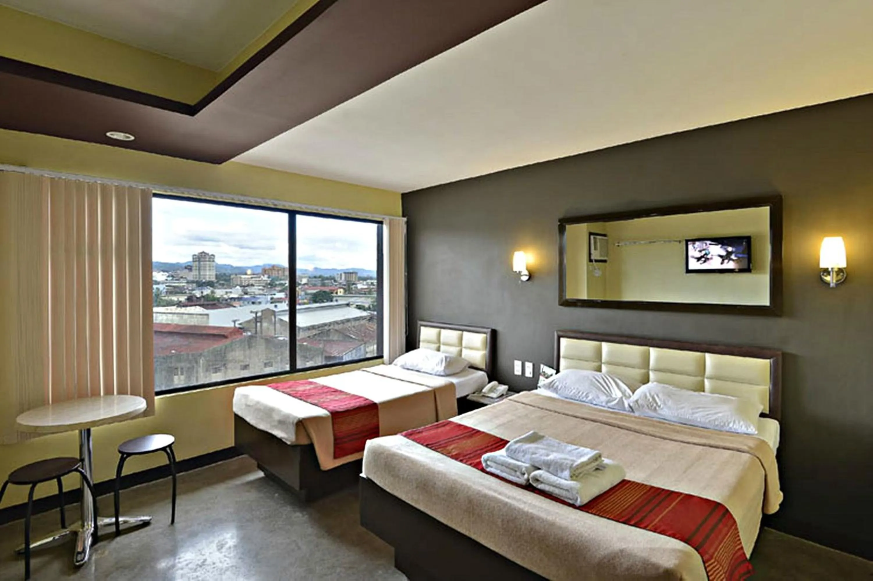 Photo of the whole room, Bed in Express Inn Cebu Mabolo