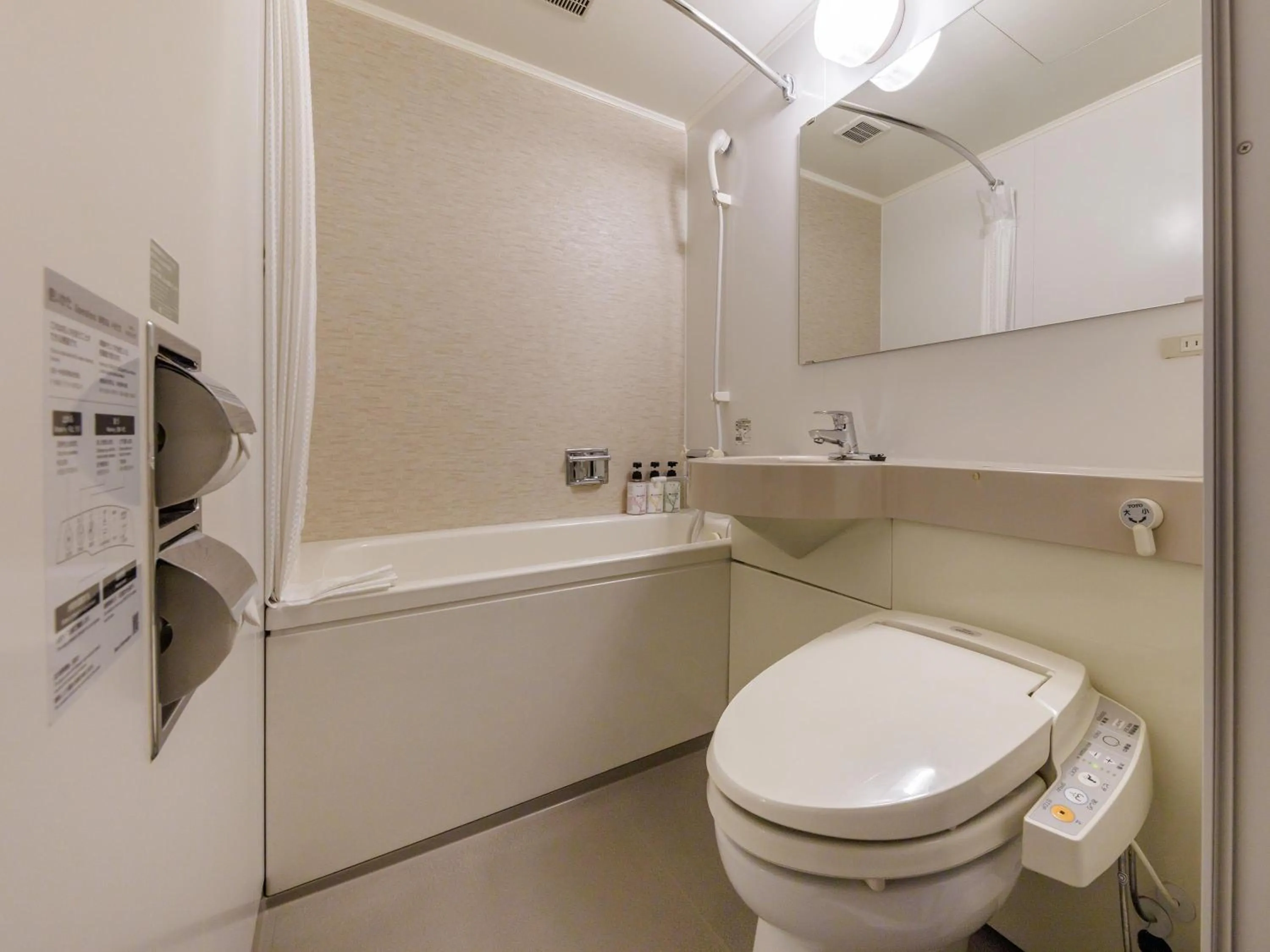 Shower in Nishitetsu Hotel Croom Hakata