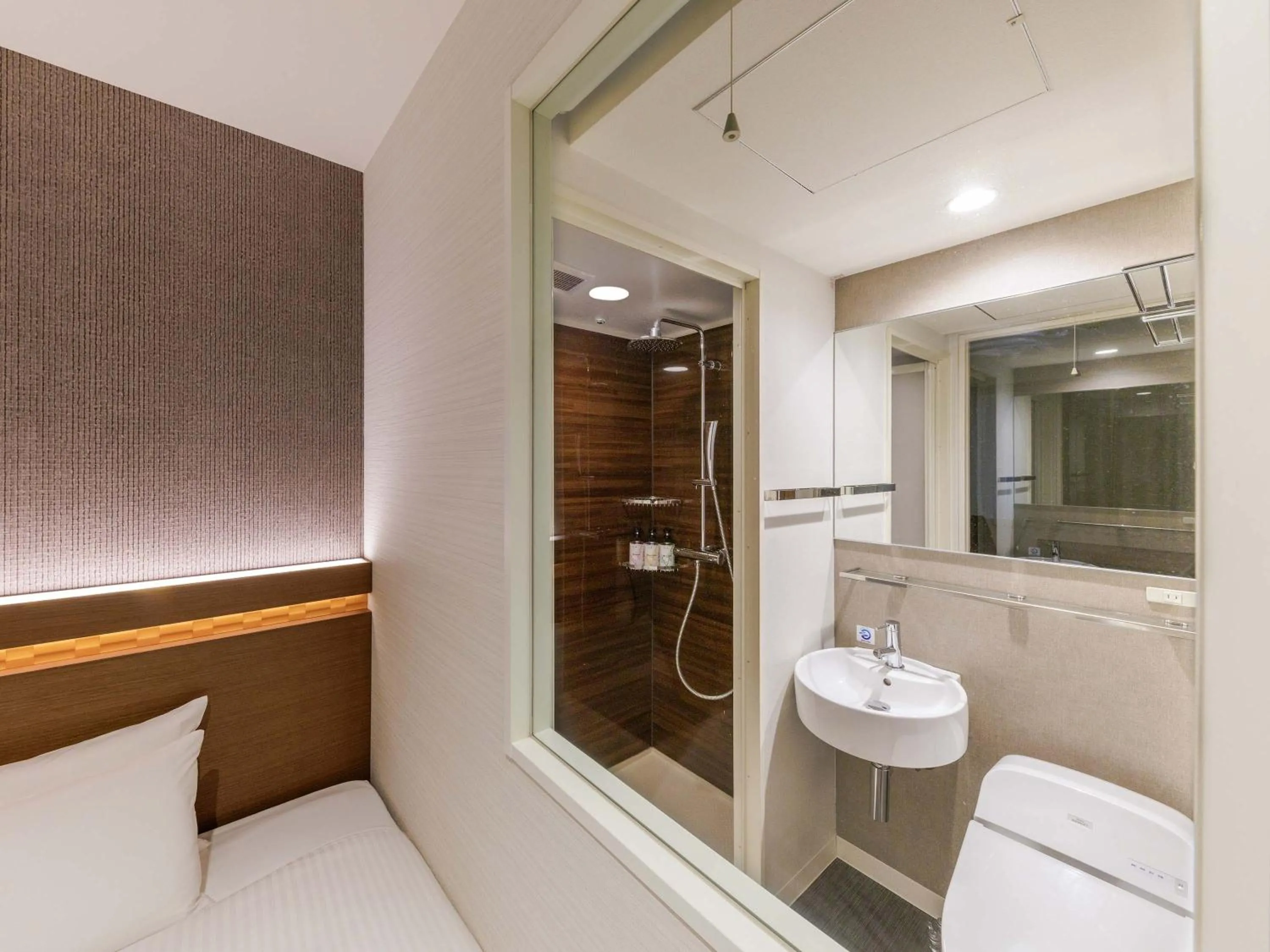 Shower in Nishitetsu Hotel Croom Hakata