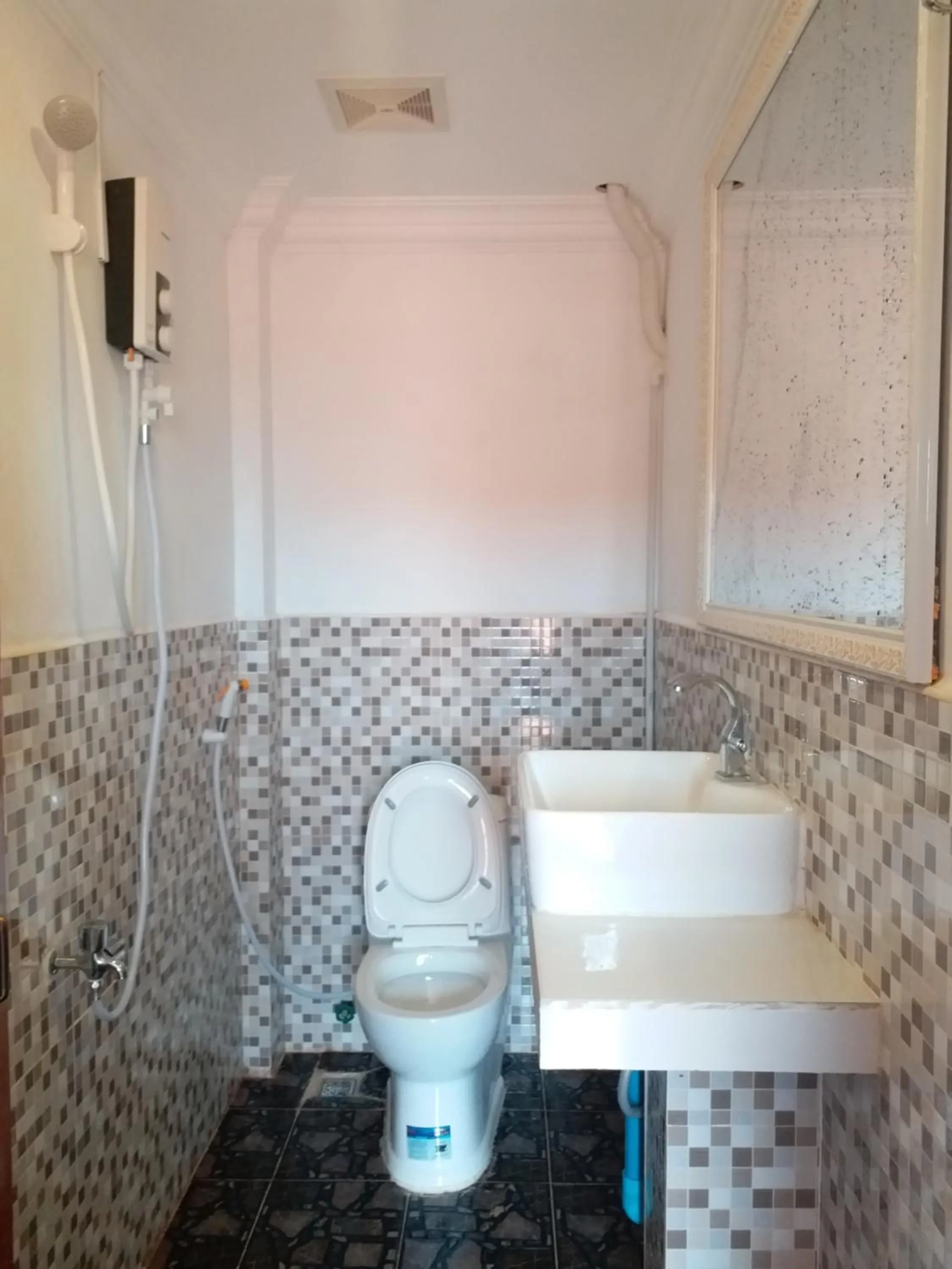 Bathroom in Silver Dolphin Guesthouse & Restaurant