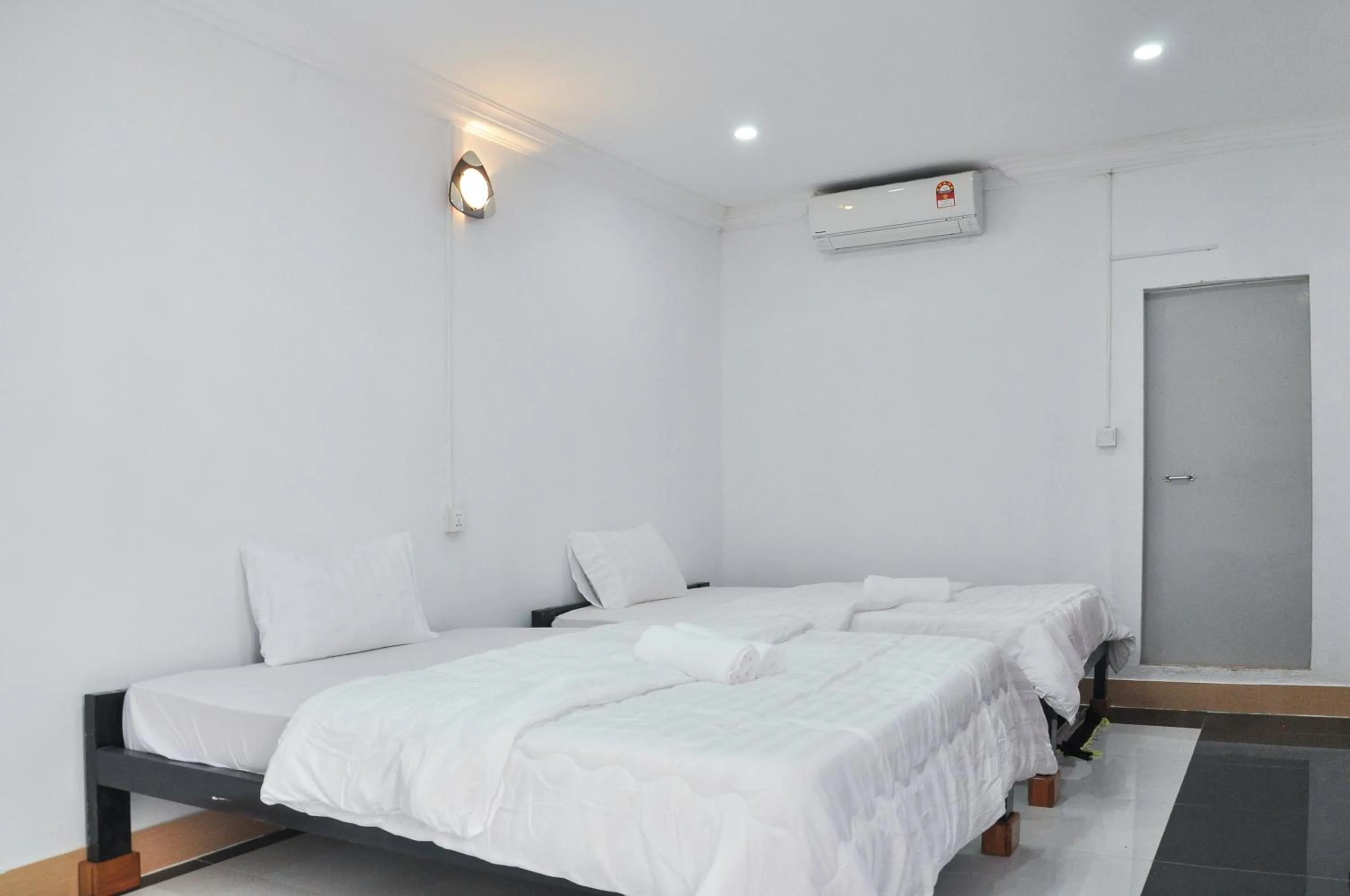 Bedroom, Bed in Silver Dolphin Guesthouse & Restaurant