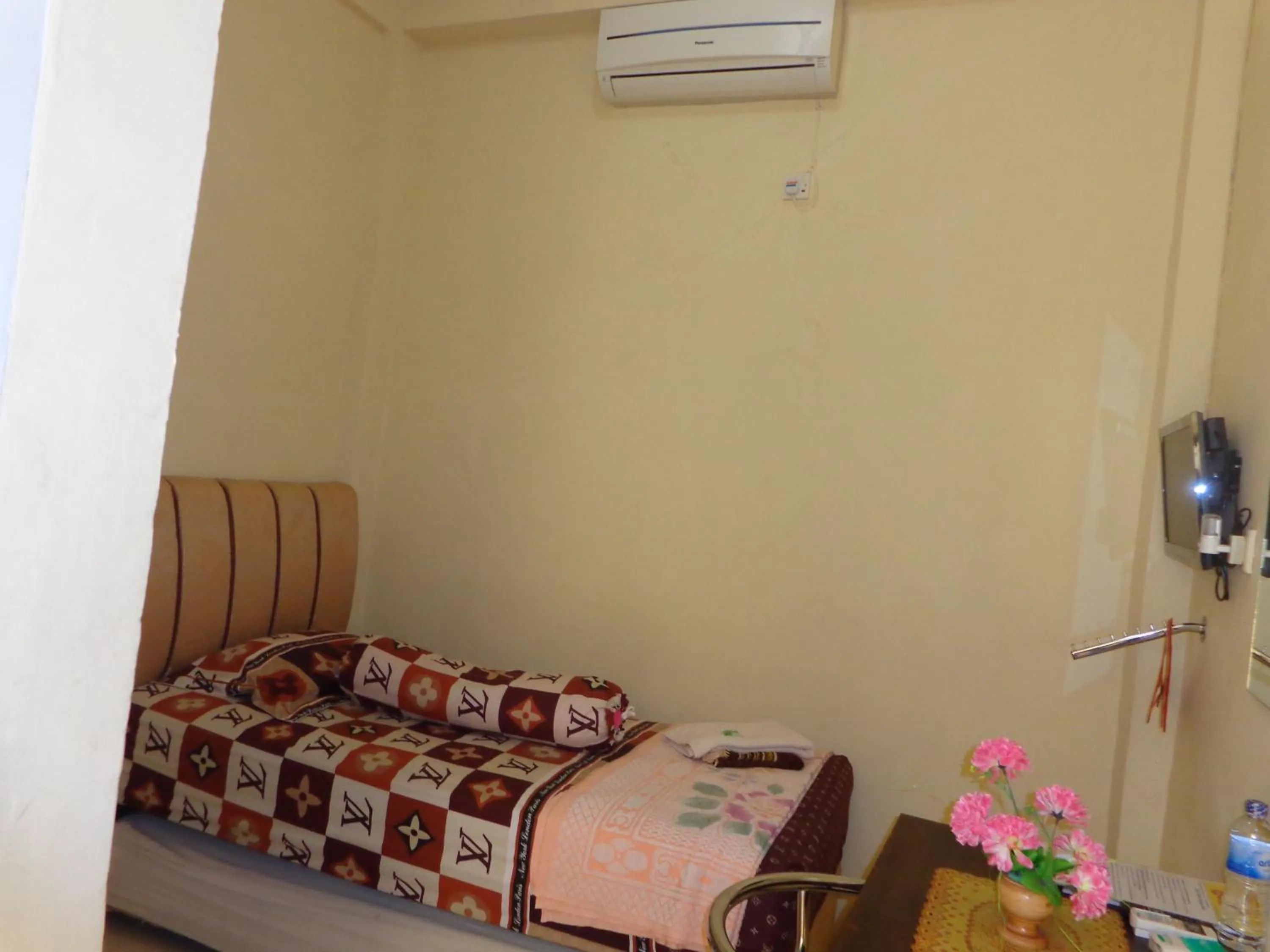 Bed in Hotel Musafir Inn