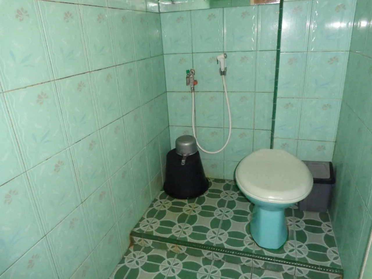 Toilet in Hotel Musafir Inn