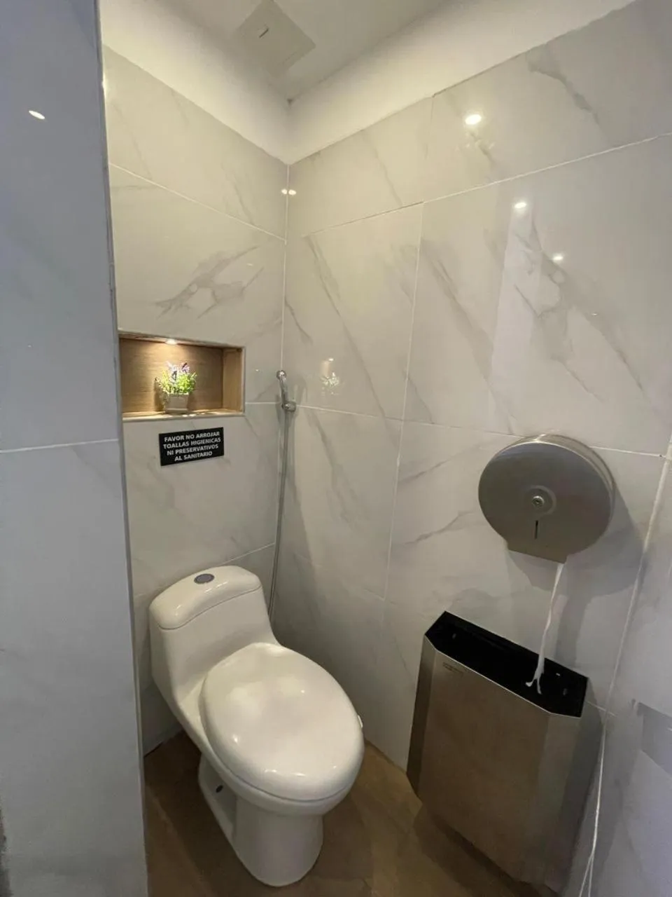 Toilet in Hotel Plaza Norte Cali