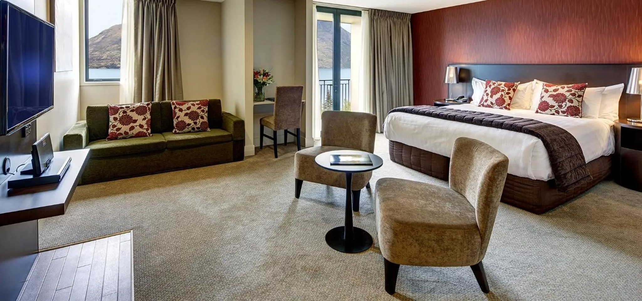 Lake view, Bed in Rendezvous Heritage Hotel Queenstown