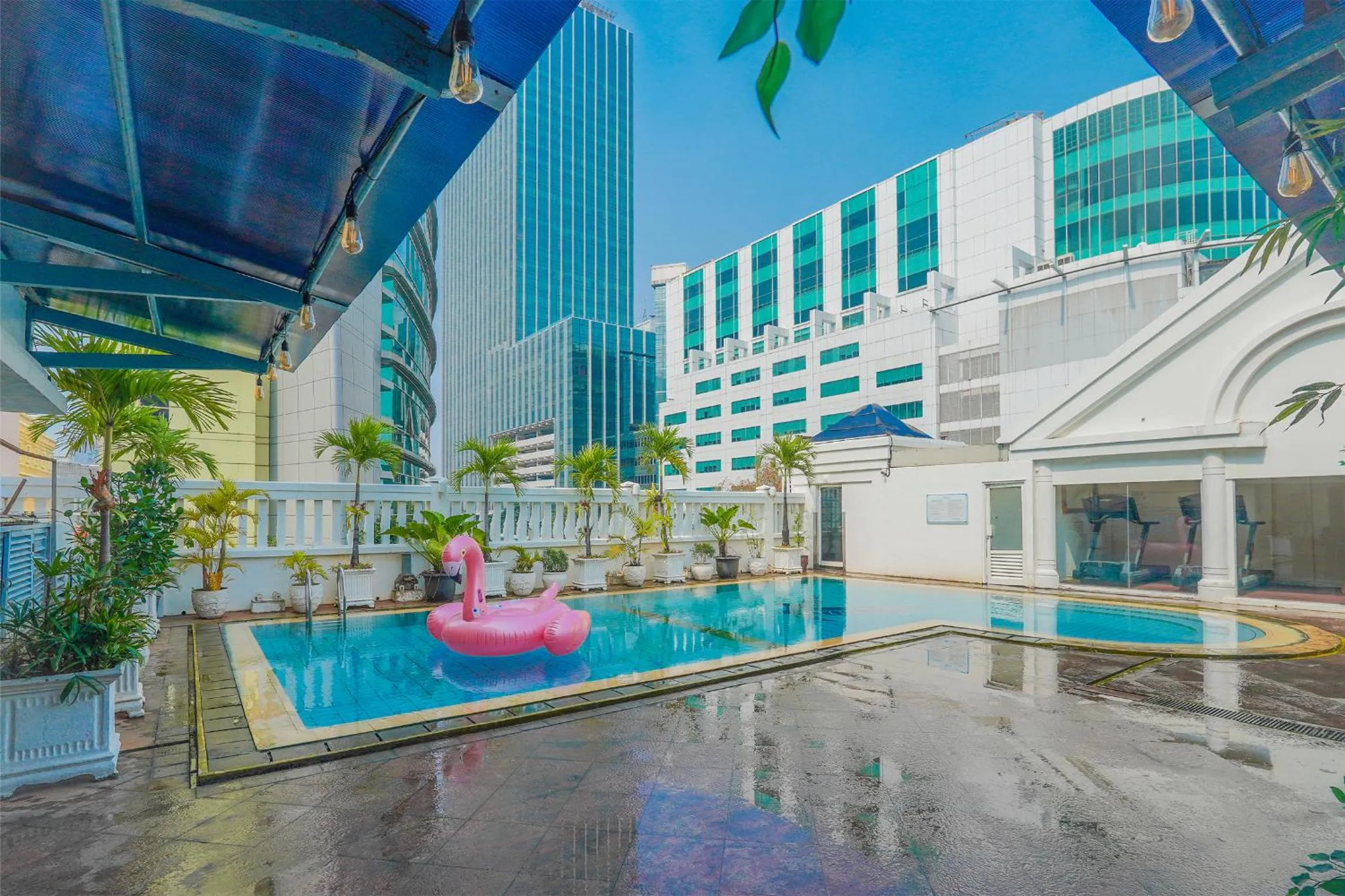 Swimming pool in Ambhara Hotel Jakarta
