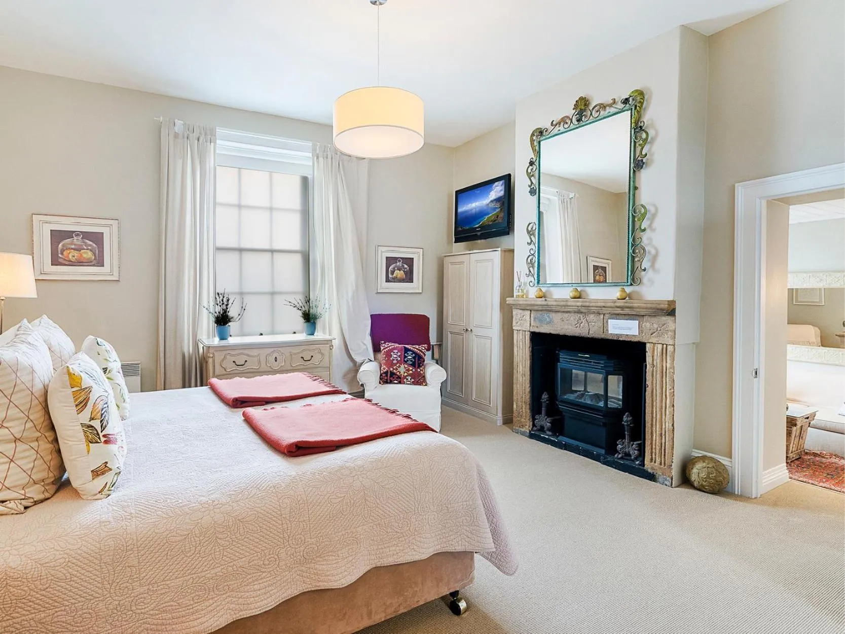 Bedroom, Bed in The Red Feather Inn