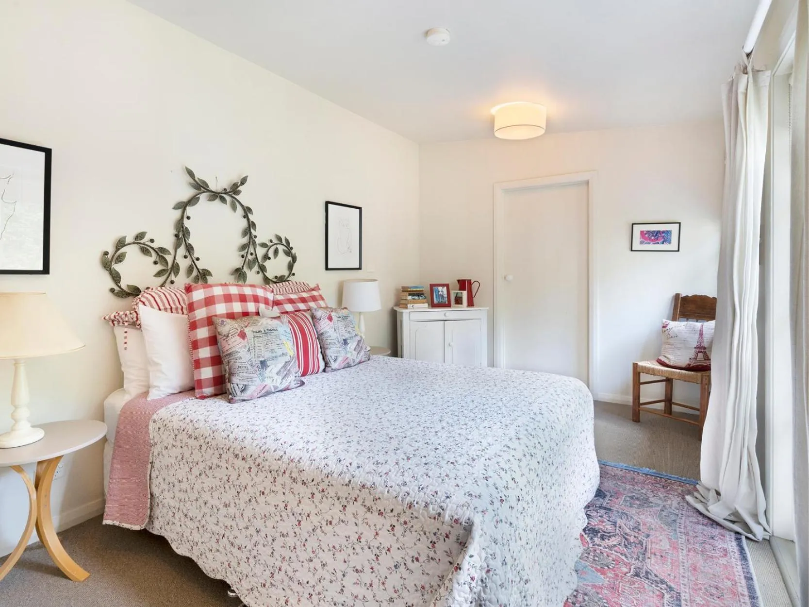 Bedroom, Bed in The Red Feather Inn