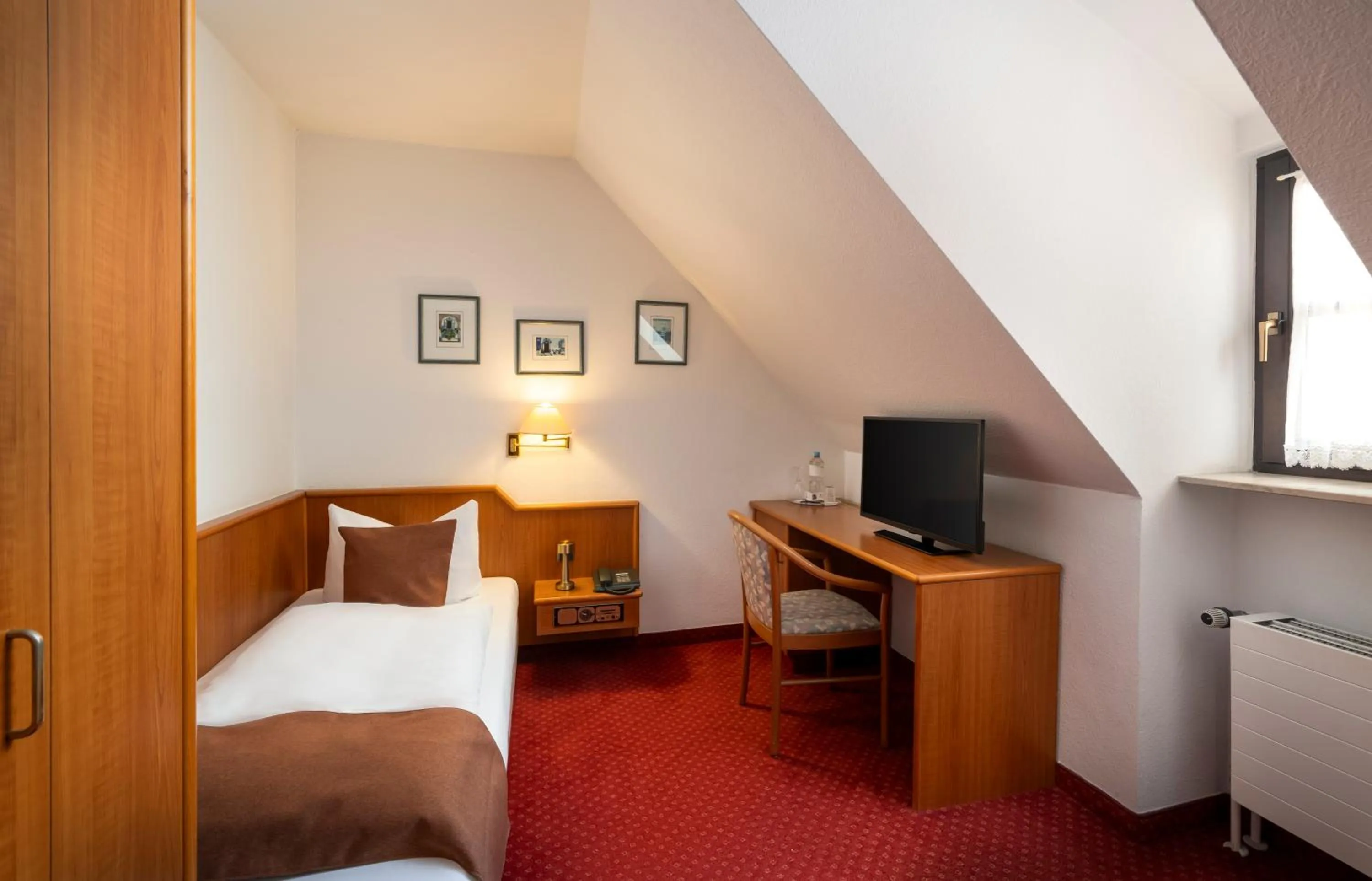 Photo of the whole room, Bed in ARKADEN Hotel Kelkheim