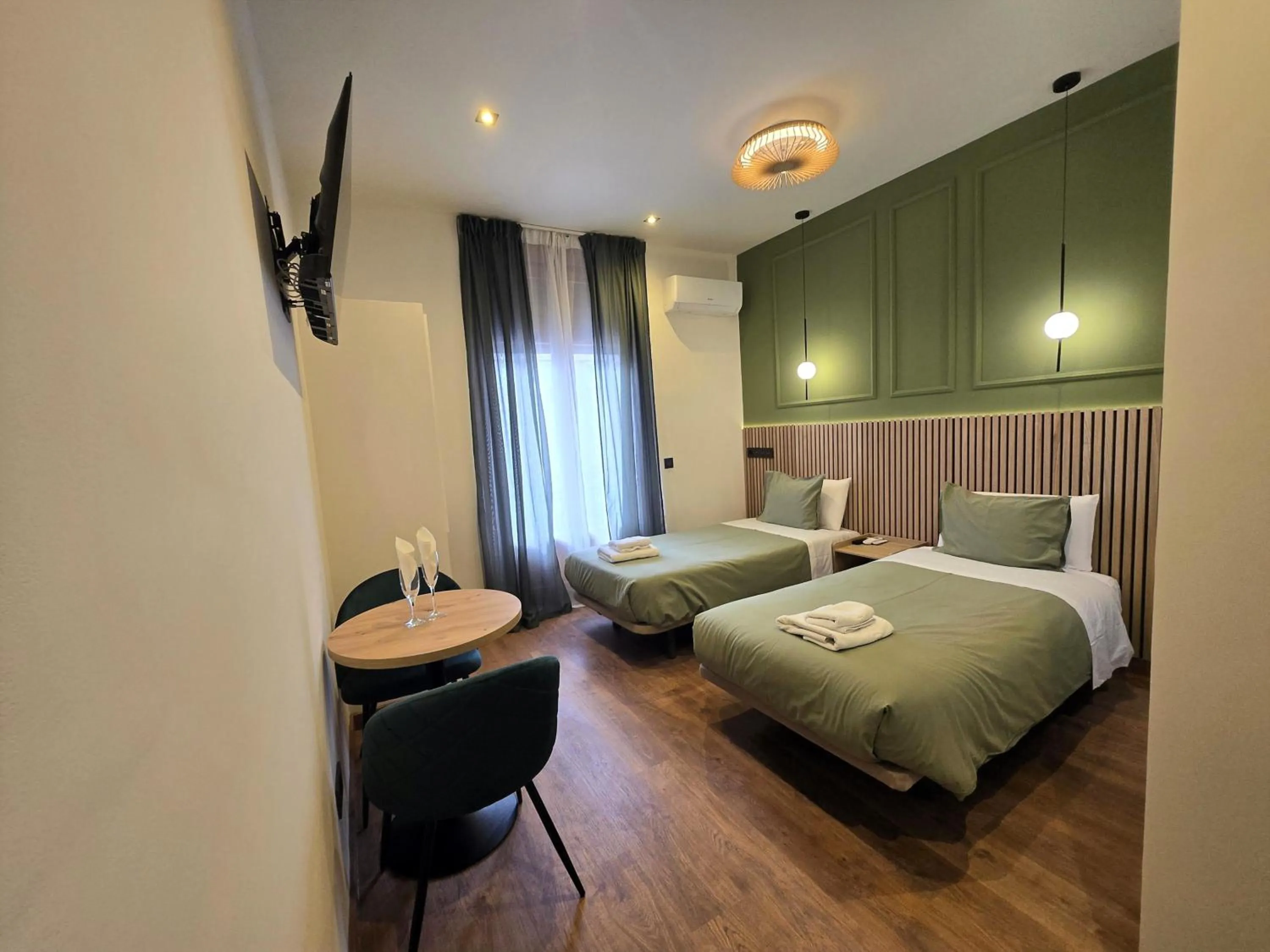 Communal lounge/ TV room, Bed in Hostal Main Street Madrid