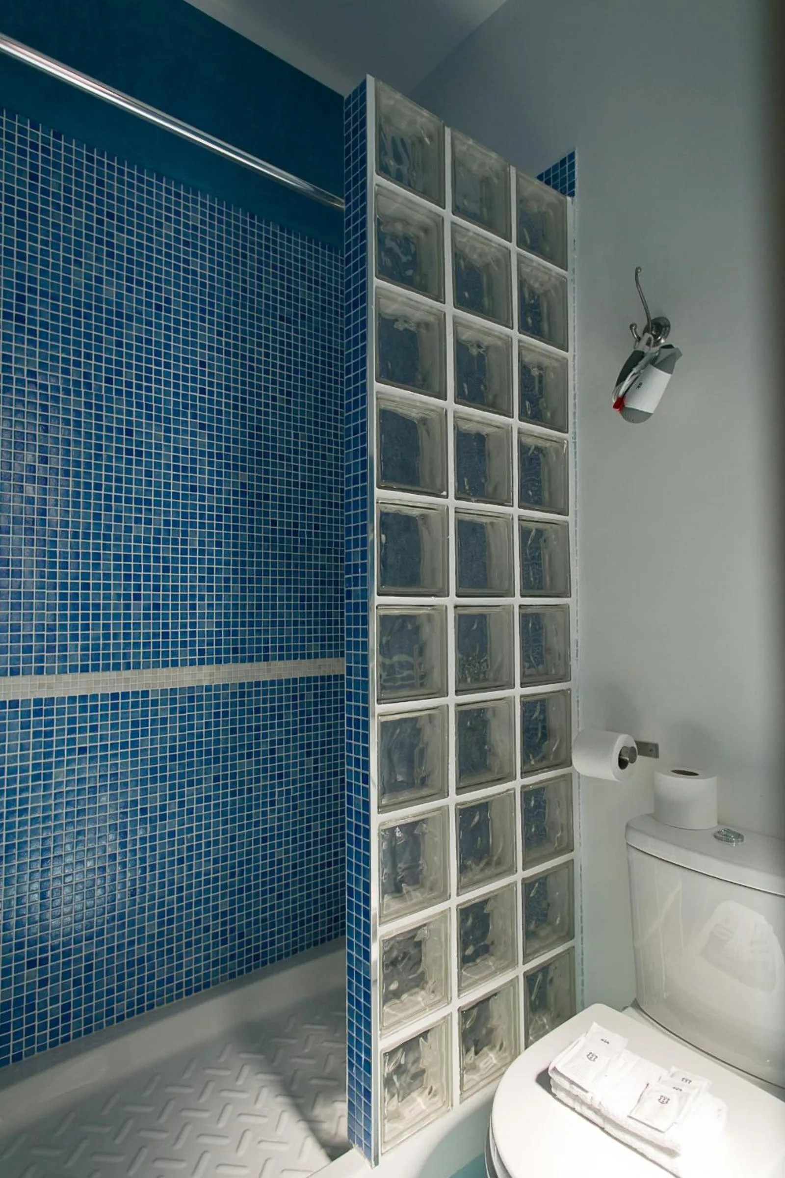 Shower in Hostal Main Street Madrid