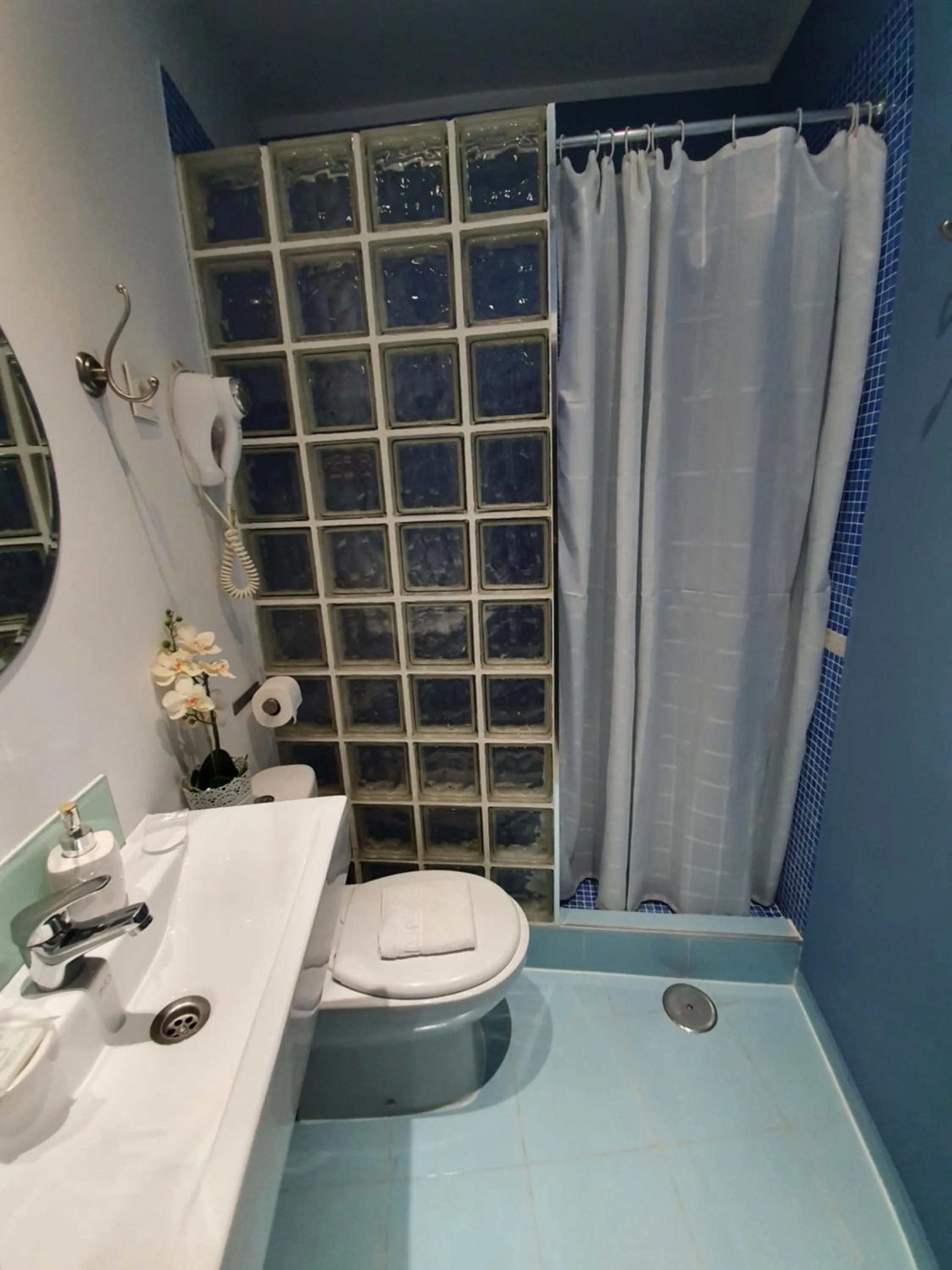 Shower in Hostal Main Street Madrid