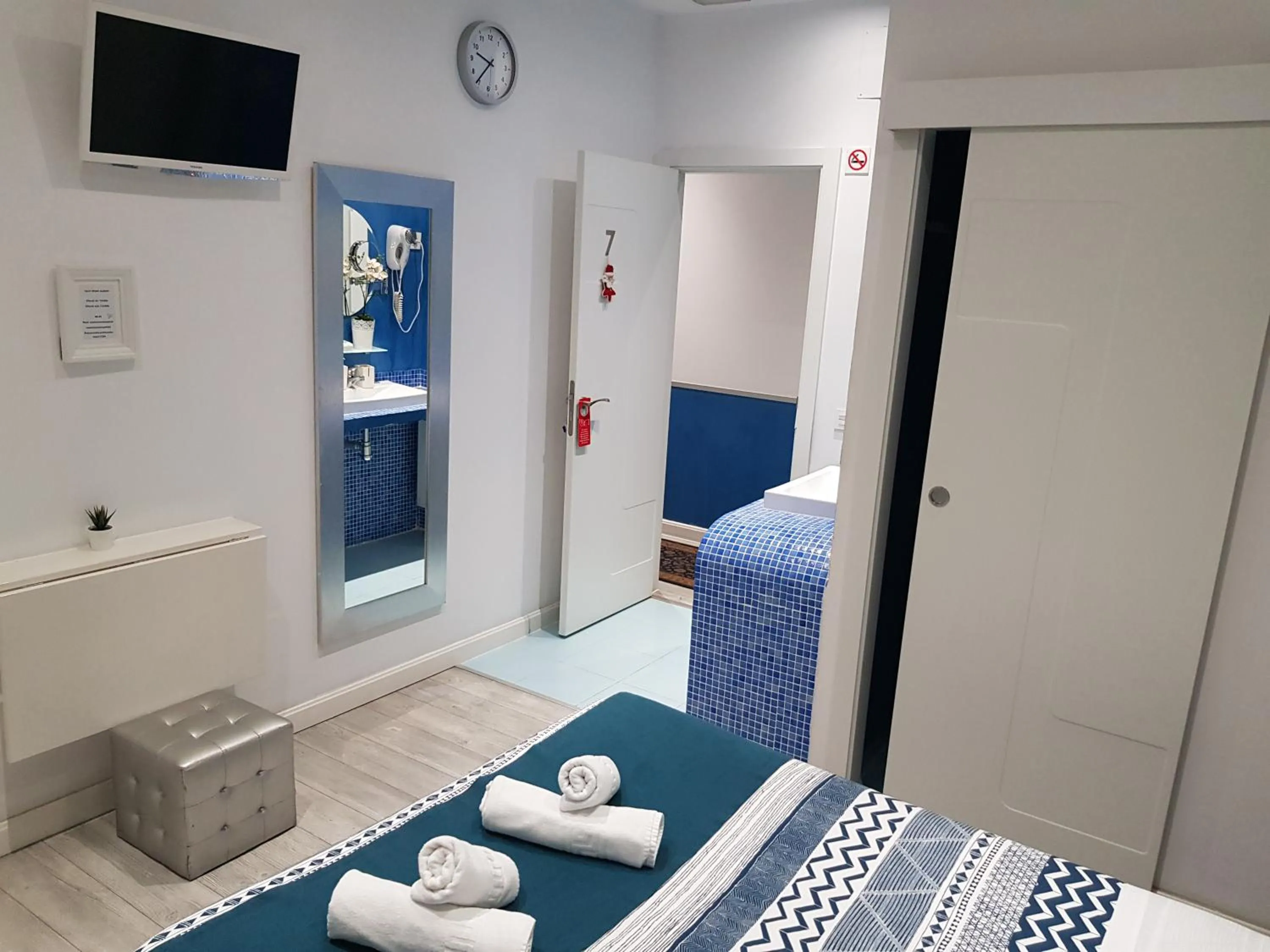 TV and multimedia, Bed in Hostal Main Street Madrid